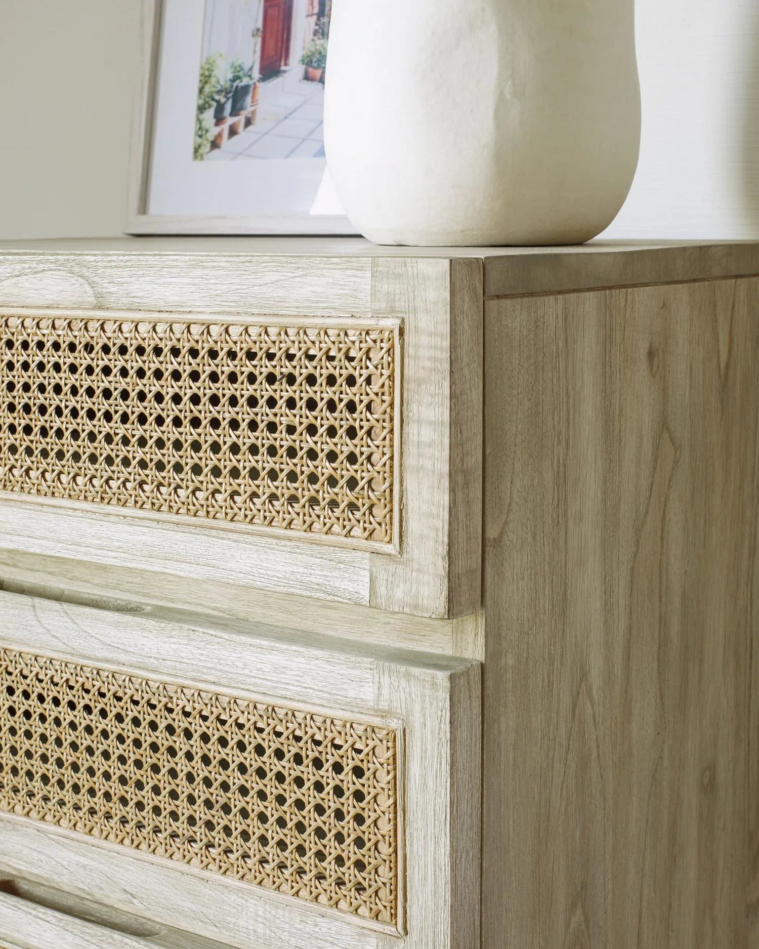 Elegante Kommode aus Mindi-Holz und Rattan, 5 Schubladen, 60x113 cm, vereint Stil und Funktionalität für Ihr Zuhause.