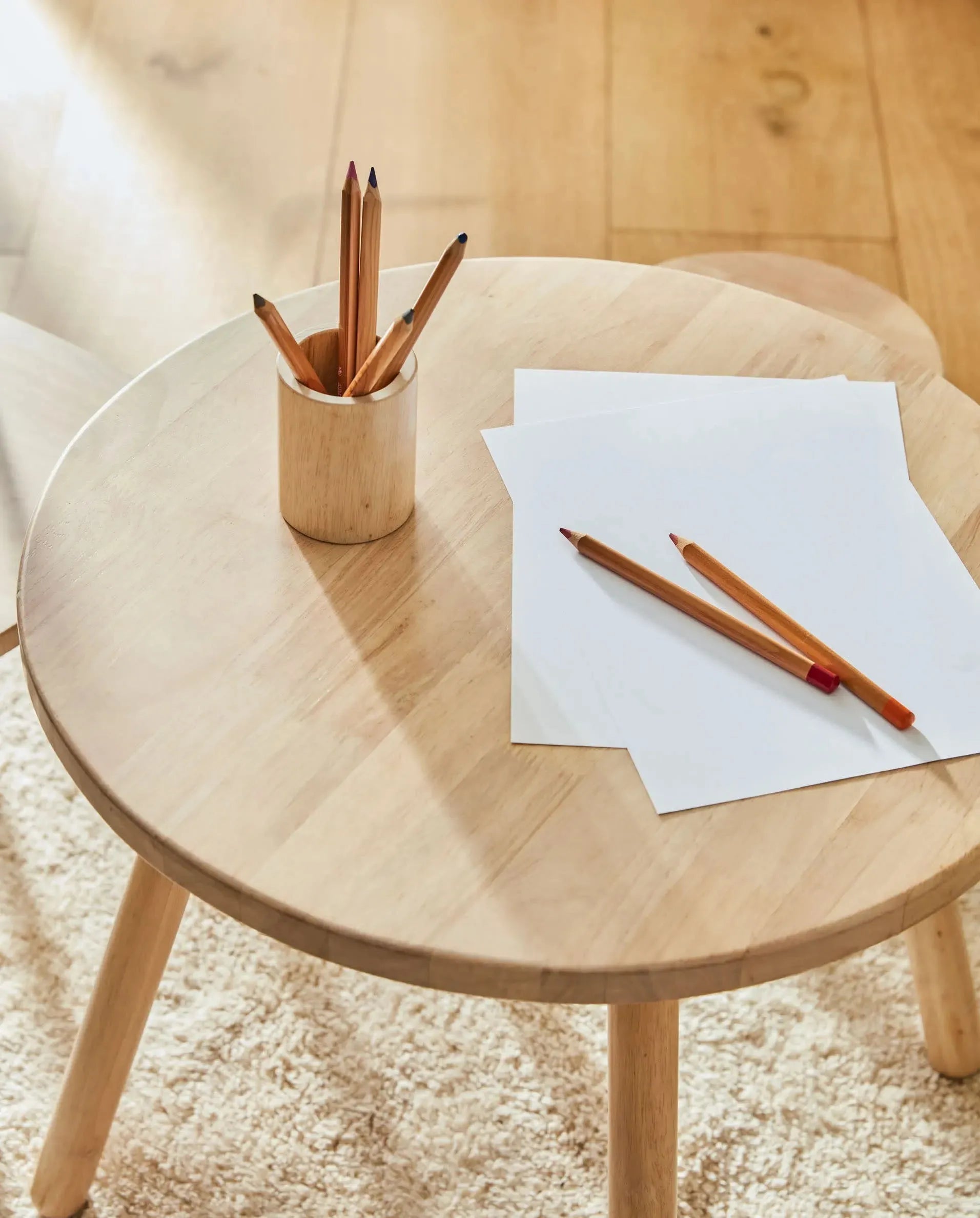 Kindertisch Dilcia, rund, Ø 55 cm, aus massivem Kautschukholz, ideal für Kinderzimmer und kreative Aktivitäten.