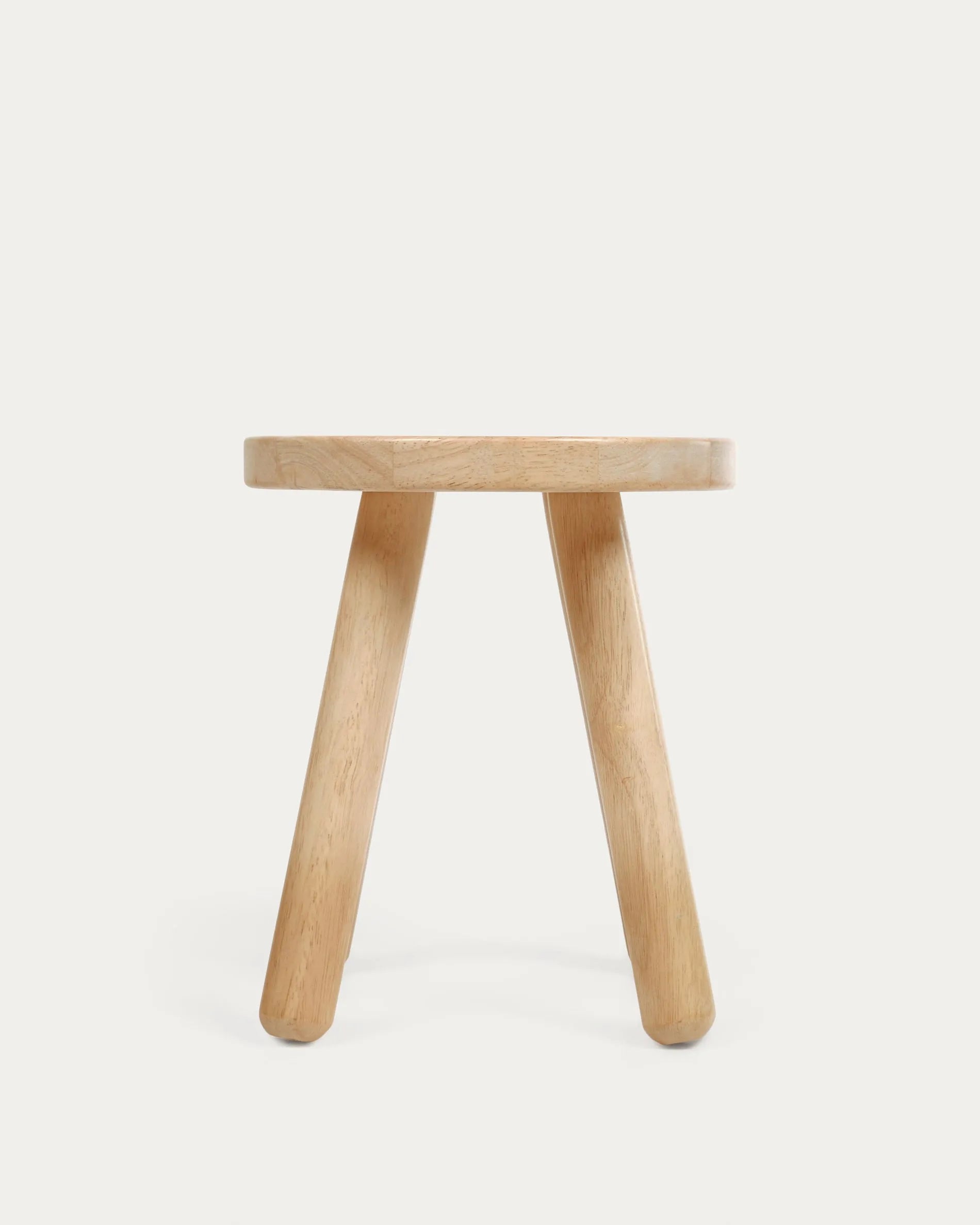 Der Kinderhocker Dilcia aus massivem Kautschukholz ist robust, stilvoll und ideal für kreative Kinder.