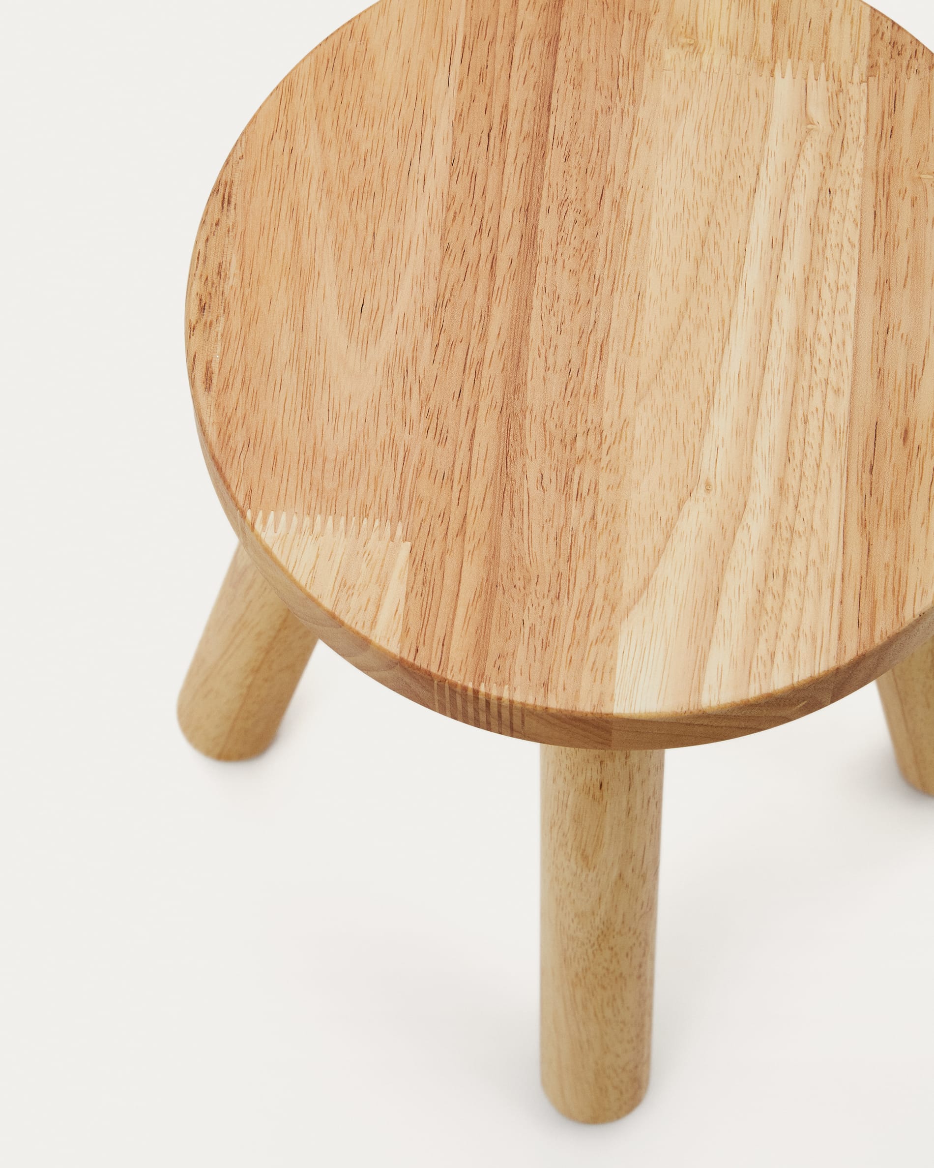 Kinderhocker Dilcia aus massivem Kautschukholz, 31 cm hoch, von Kave Home. Ideal für Kinderzimmer, robust und ästhetisch ansprechend.