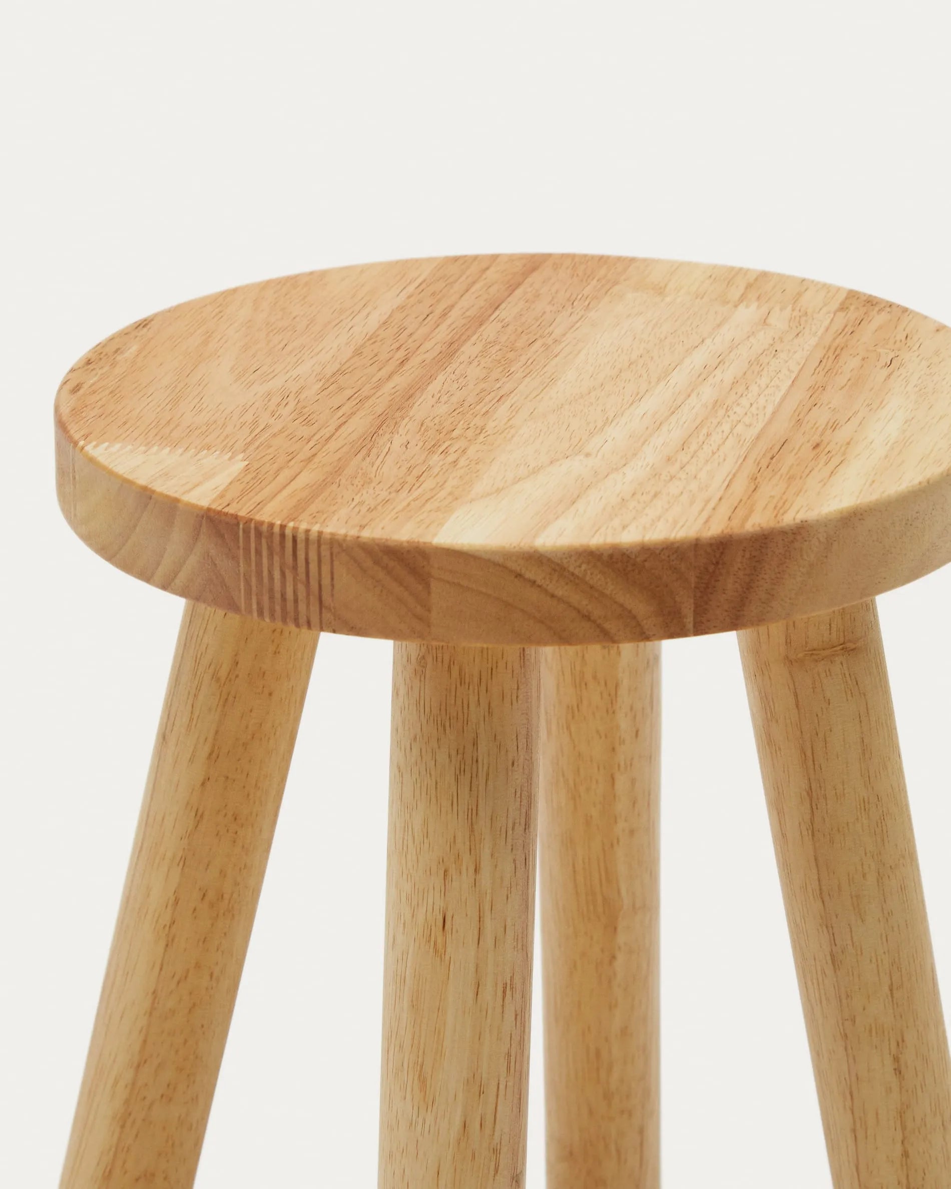Der Kinderhocker Dilcia aus massivem Kautschukholz ist robust, stilvoll und ideal für kreative Kinder.