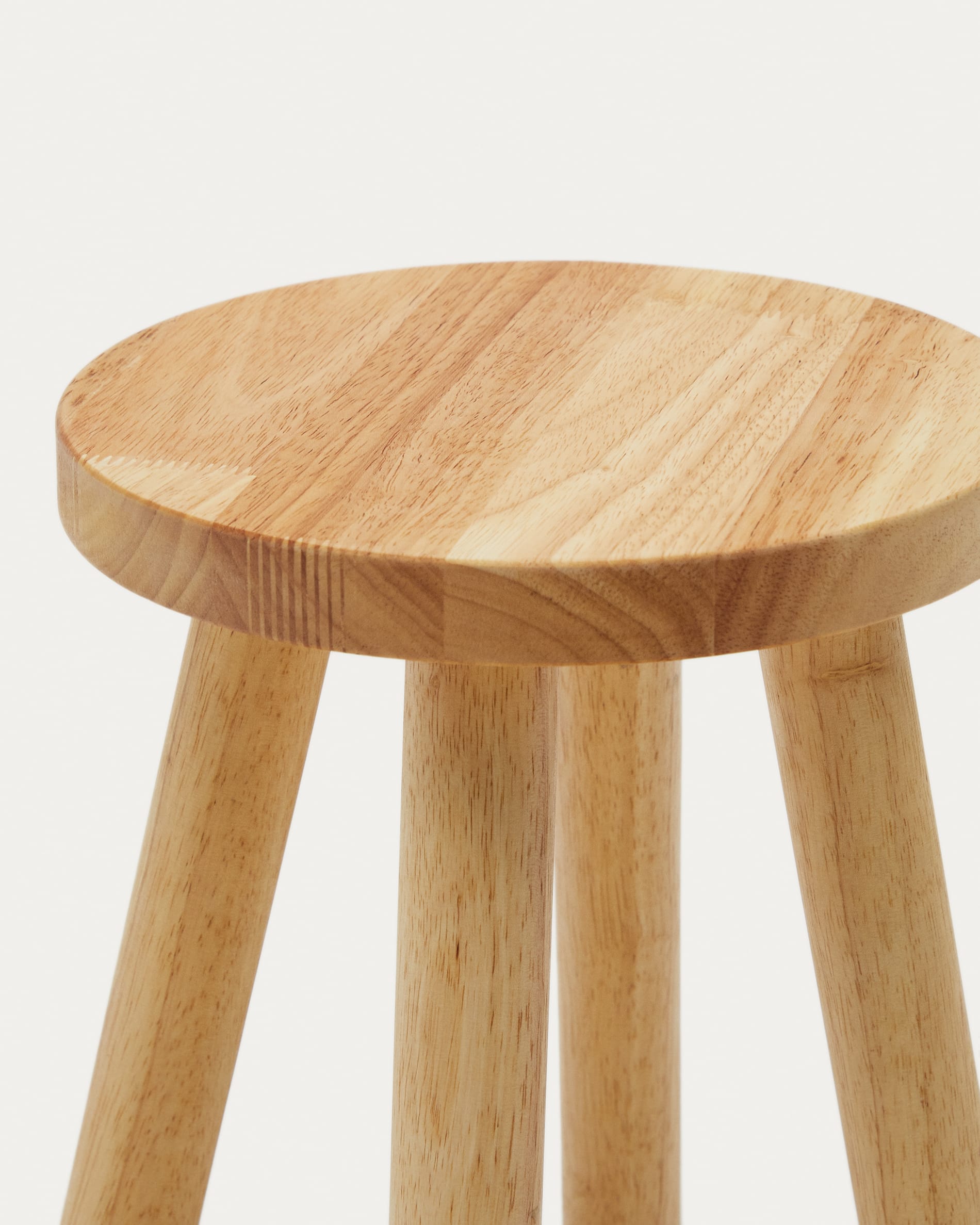 Der Kinderhocker Dilcia aus Kautschukholz, 31 cm hoch, von Kave Home. Perfekt für Kinderzimmer, stabil und stilvoll gestaltet.