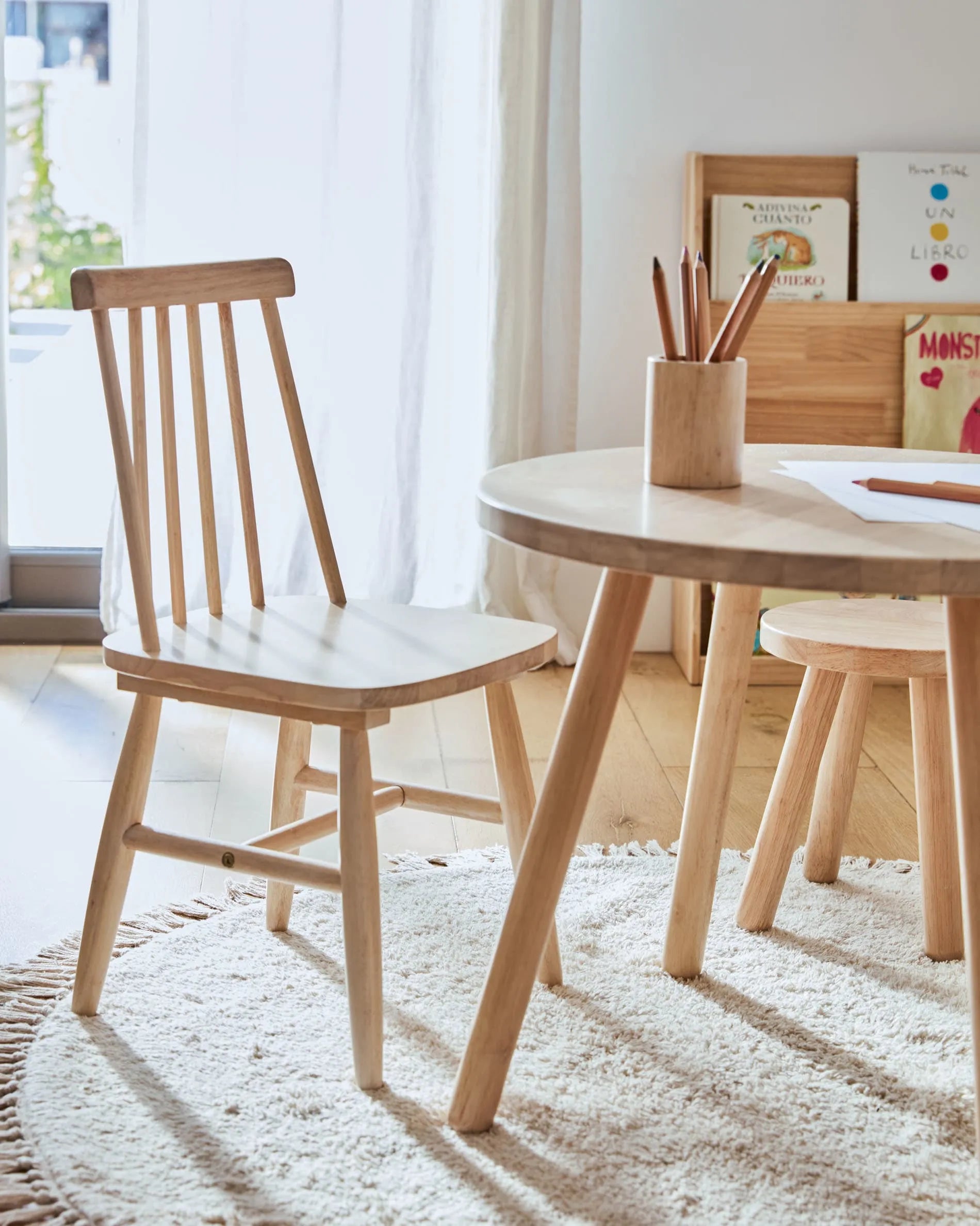 Der Kinderhocker Dilcia aus massivem Kautschukholz ist robust, stilvoll und ideal für kreative Kinder.