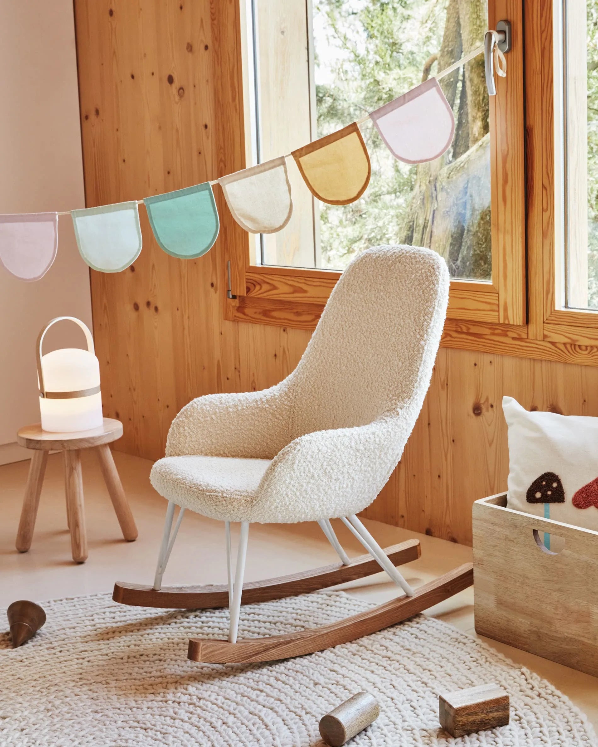 Der Kinderhocker Dilcia aus massivem Kautschukholz ist robust, stilvoll und ideal für kreative Kinder.