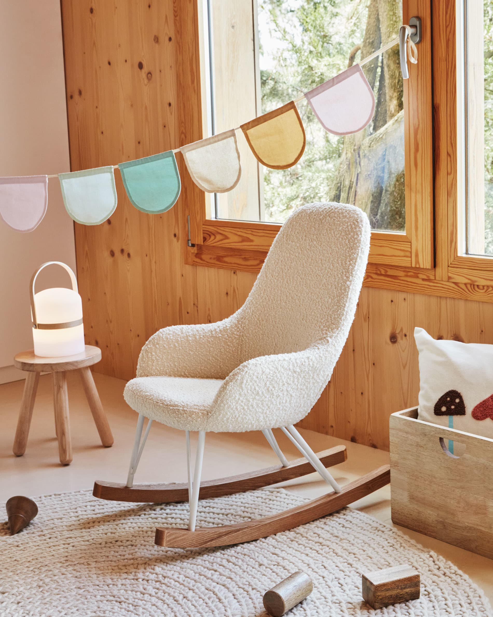 Kinderhocker Dilcia aus robustem Kautschukholz, 31 cm hoch, von Kave Home. Perfekt für Kinderzimmer, stilvoll und langlebig.
