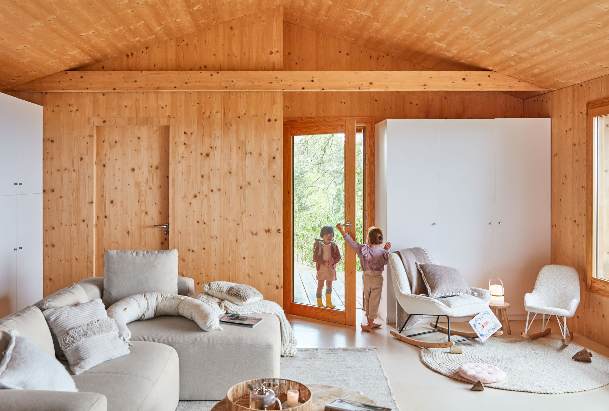 Kinderhocker Dilcia aus massivem Kautschukholz, 31 cm hoch, von Kave Home. Ideal für Kinderzimmer, stabil und modern gestaltet.