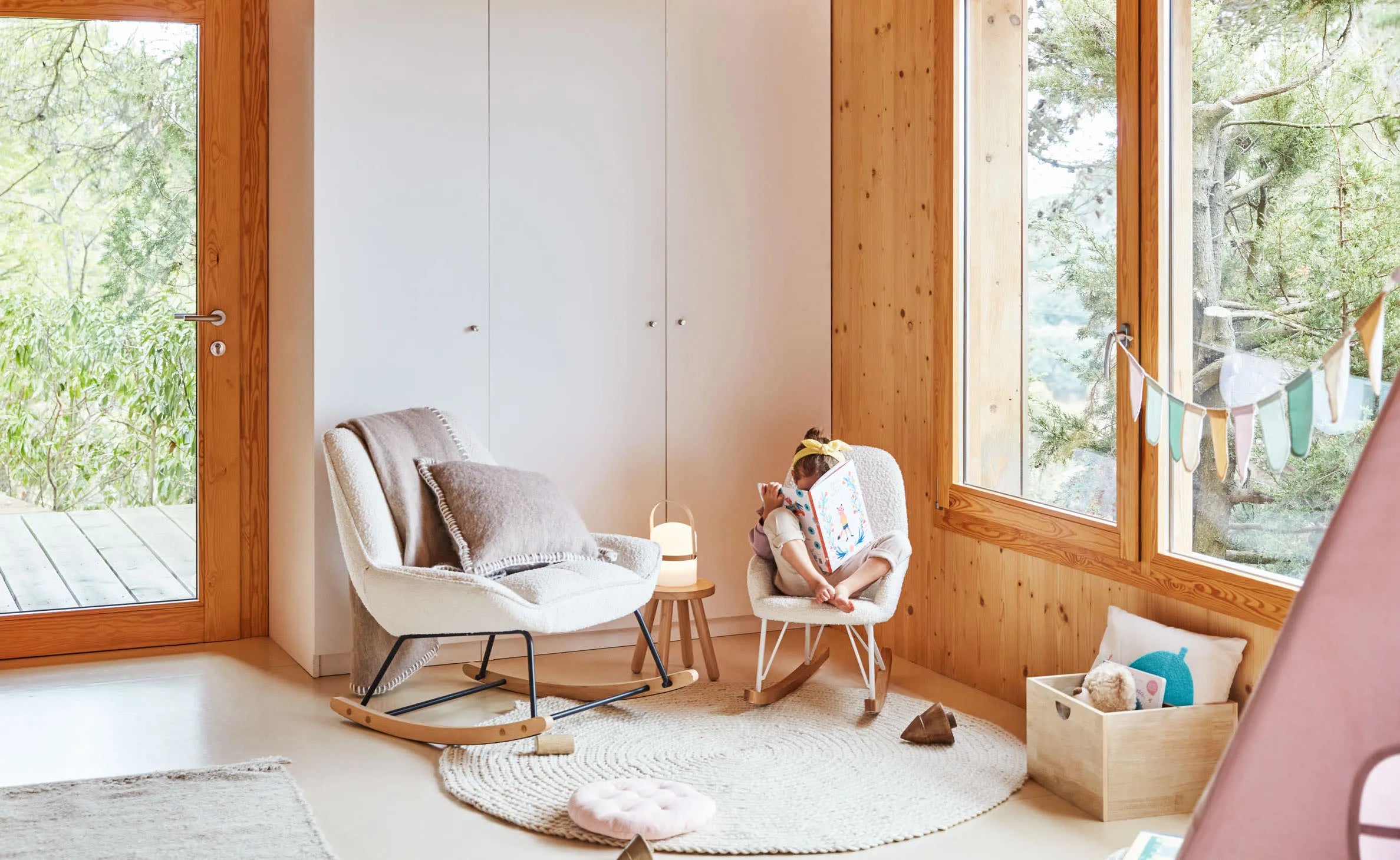 Der Kinderhocker Dilcia aus massivem Kautschukholz ist robust, stilvoll und ideal für kreative Kinder.