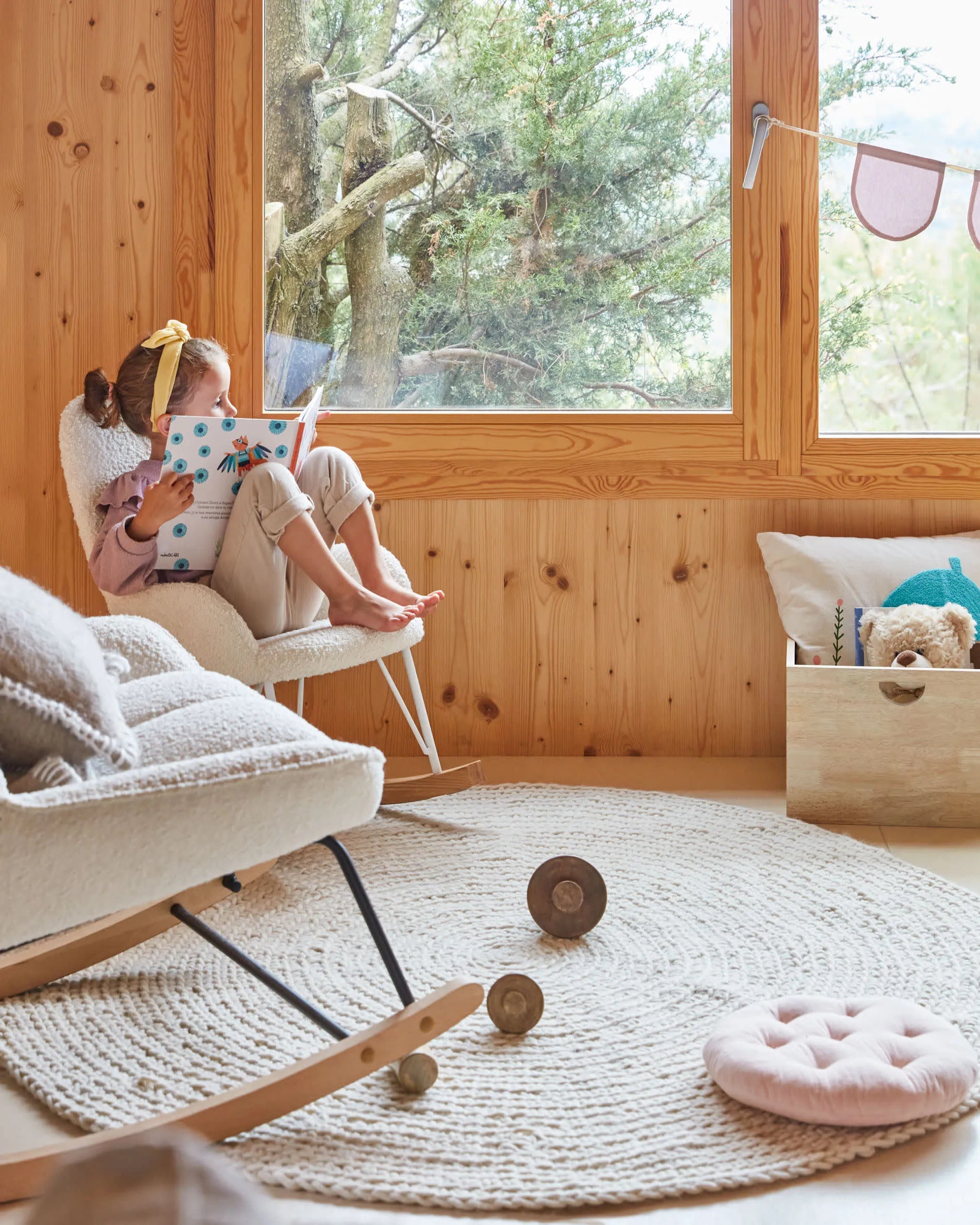 Der Kinderhocker Dilcia aus massivem Kautschukholz ist robust, stilvoll und ideal für kreative Kinder.
