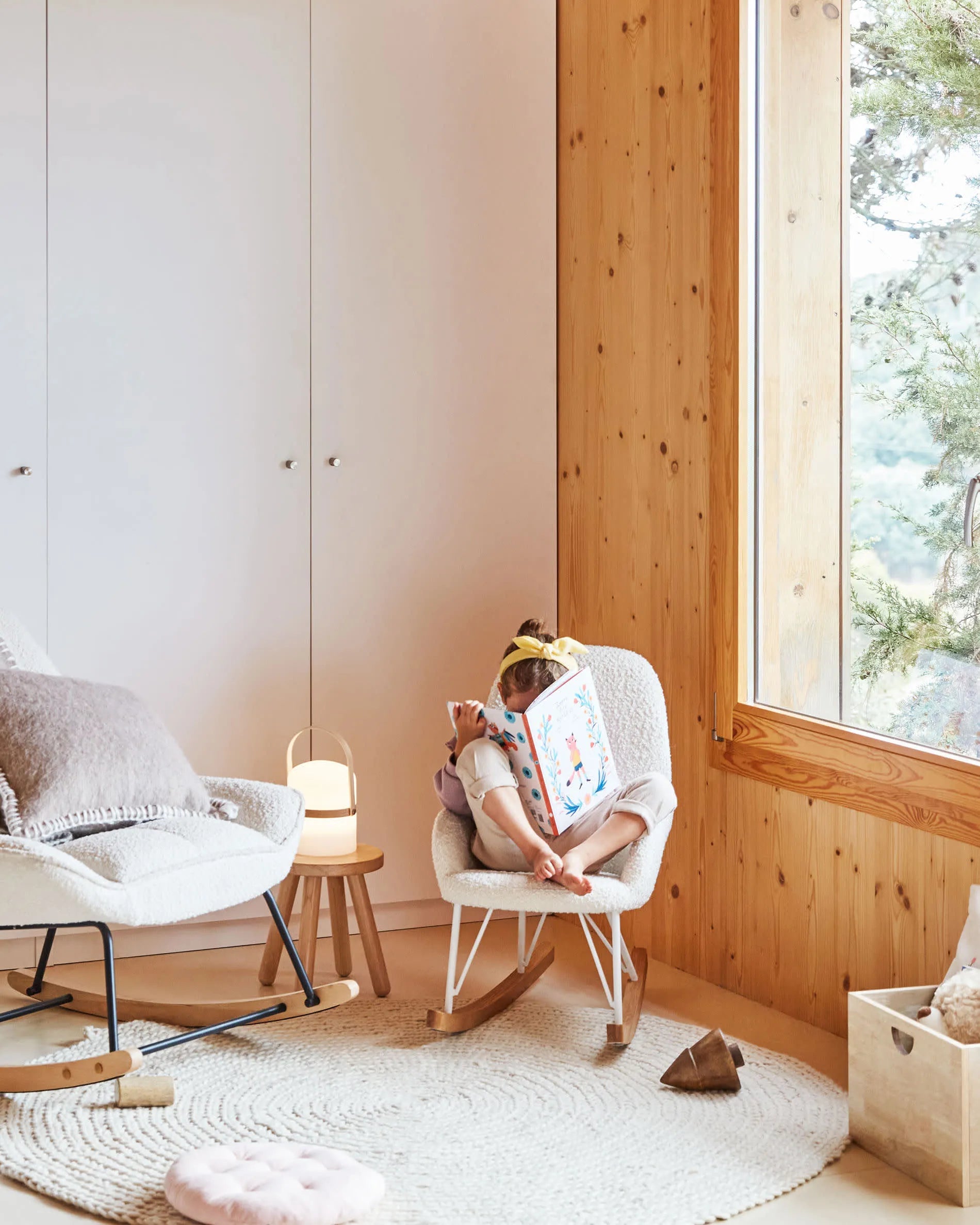 Der Kinderhocker Dilcia aus massivem Kautschukholz ist robust, stilvoll und ideal für kreative Kinder.