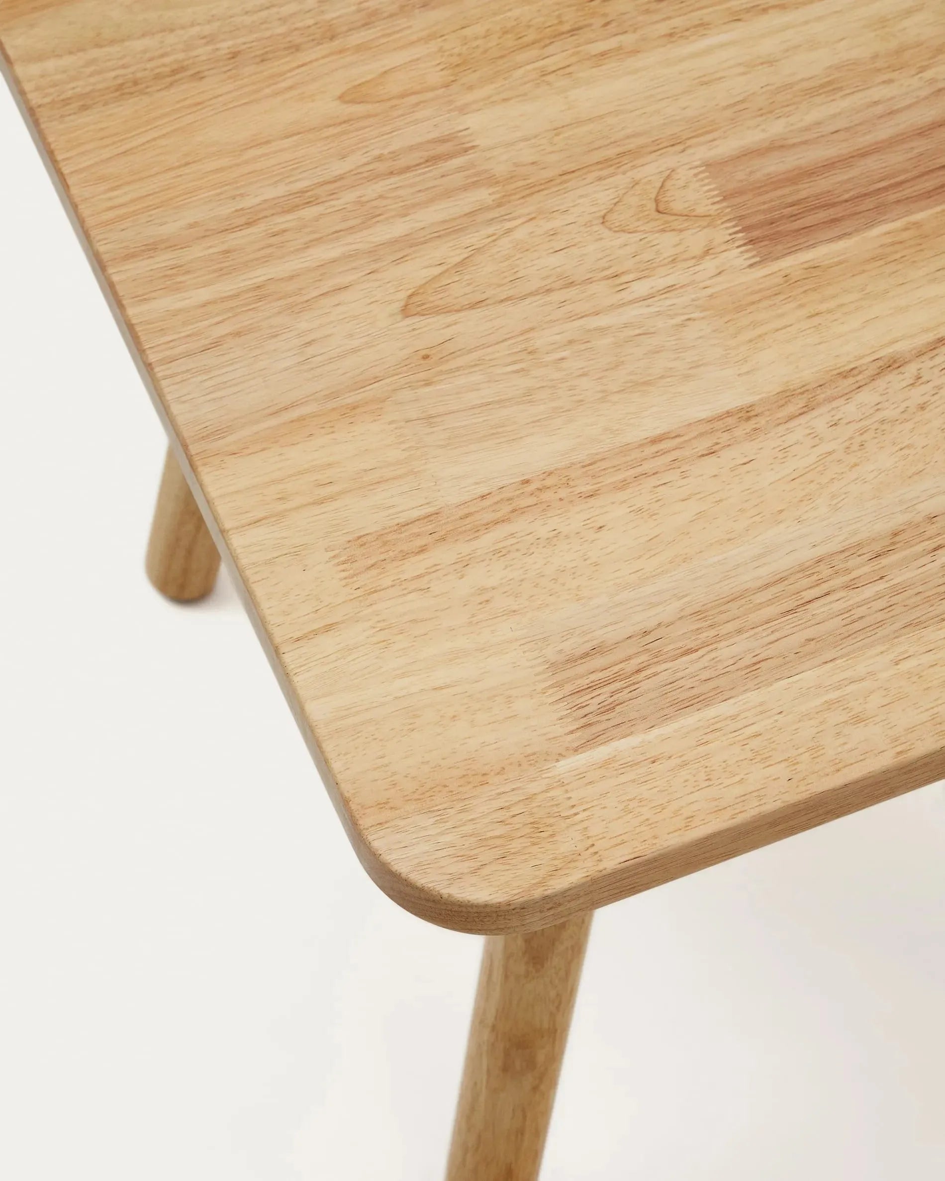 Kindertisch Dilcia 55x55 cm aus massivem Kautschukholz, robust und stilvoll, perfekt für Kinderzimmer und kreative Aktivitäten.