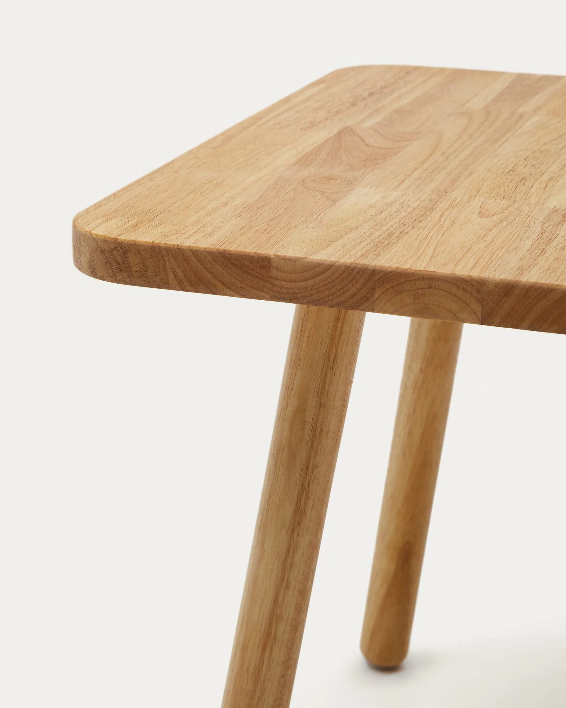Ein robuster, quadratischer Kindertisch aus Kautschukholz, ideal für kreative Abenteuer und spielerisches Lernen.