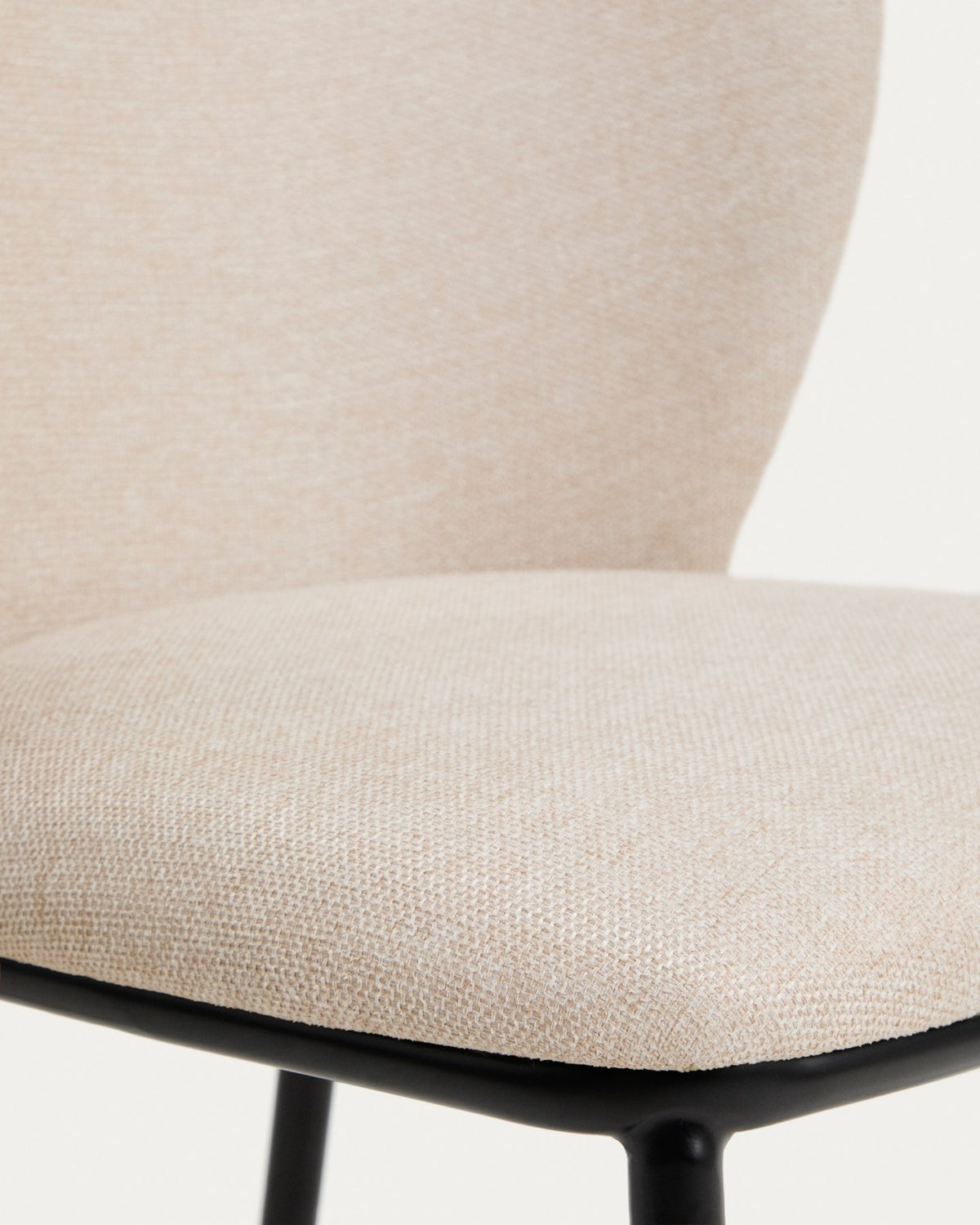 Stuhl Ciselia in Beige mit Chenille-Bezug und Beinen aus massivem Eschenholz, gepolsterte Sitzfläche und Rückenlehne, Frontalansicht.