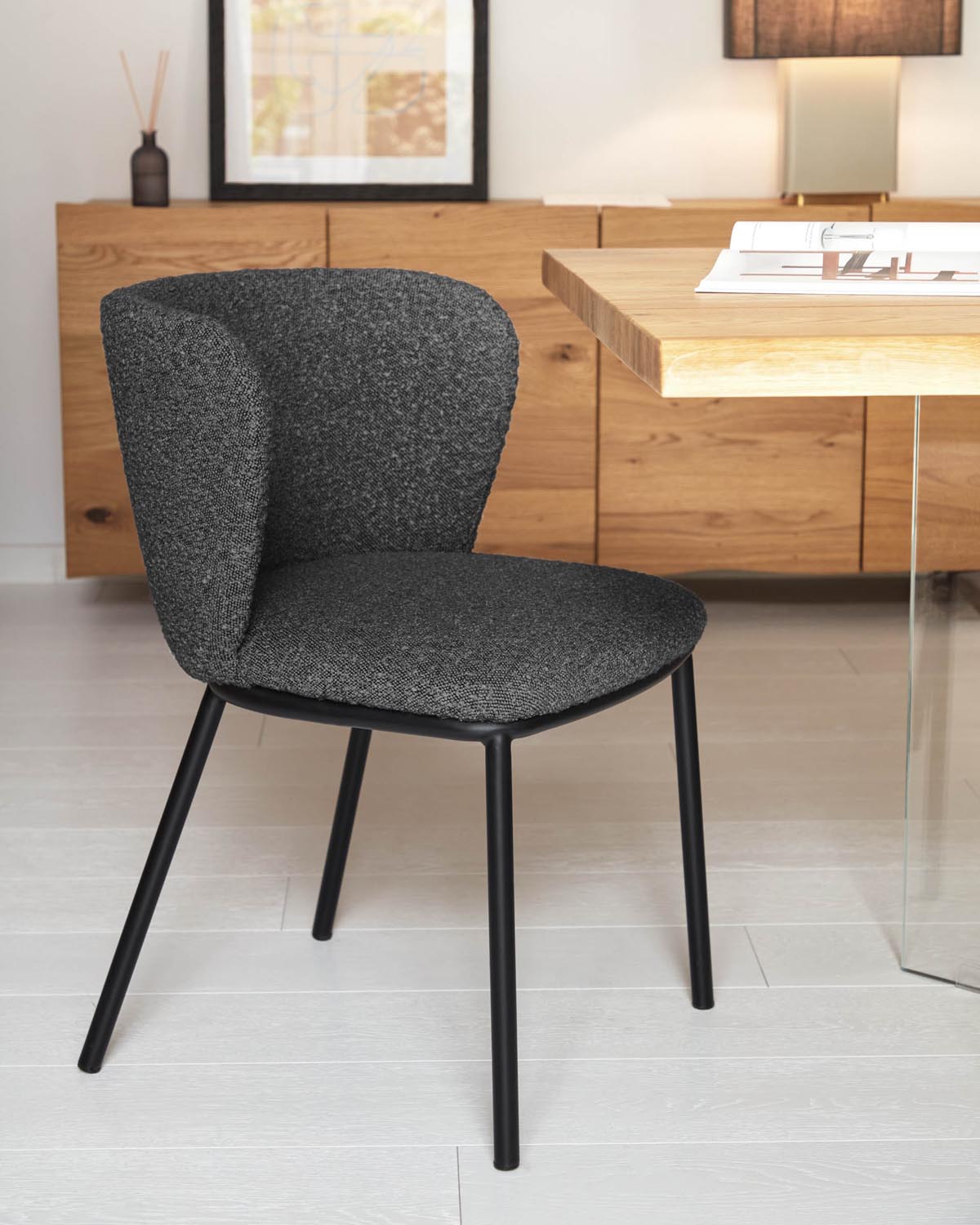 Ciselia Stuhl mit schwarzem Bouclé und Stahlbeinen mit schwarzem Finish, FSC Mix Credit