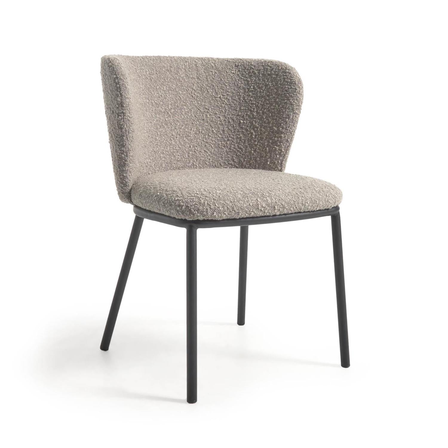 Moderner Ciselia Stuhl mit hellgrauem Bouclé, elegantes Design, schwarze Stahlbeine, komfortabel und pflegeleicht.