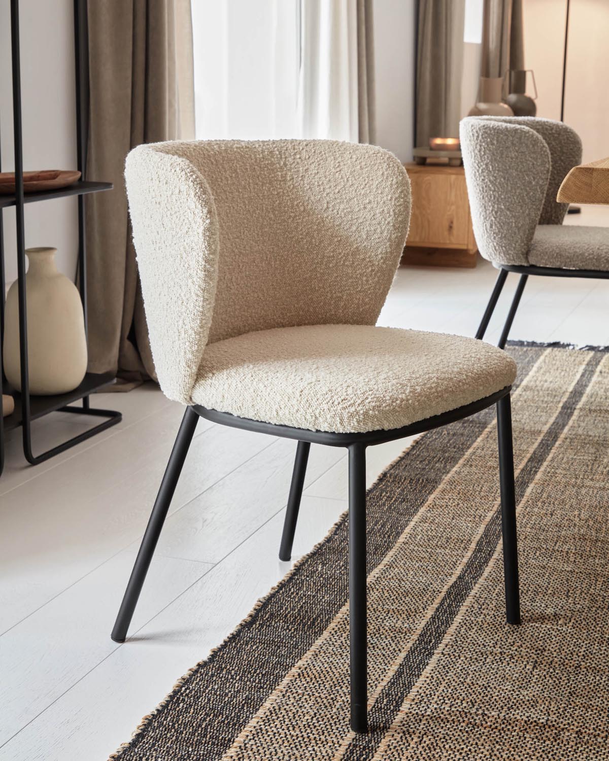 Ciselia Stuhl aus weißem Bouclé und Stahlbeinen mit schwarzem Finish, FSC Mix Credit