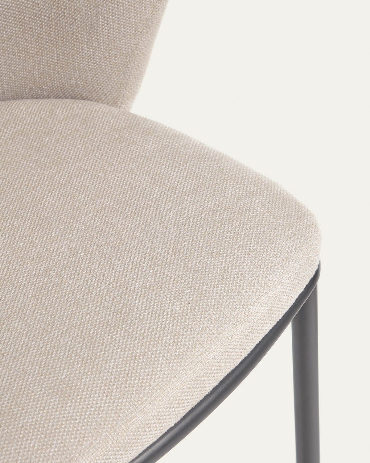 Ciselia Stuhl beiger Chenille und Stahlbeinen mit schwarzem Finish, FSC Mix Credit in Beige präsentiert im Onlineshop von KAQTU Design AG. Stuhl ist von Kave Home