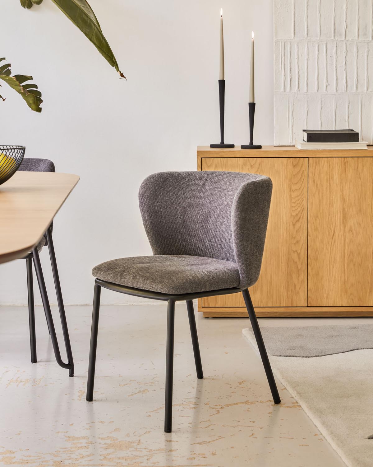Ciselia Stuhl dunkelgrauer Chenille und Stahlbeinen mit schwarzem Finish, FSC Mix Credit