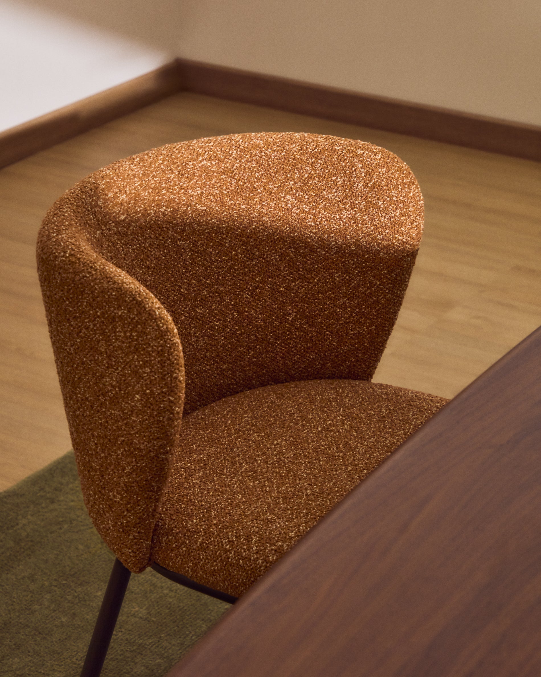 Stuhl Ciselia in dicker, terrakottafarbener Chenille mit Stahlbeinen mit schwarzem Finish, FSC Mix Credit in Terrakotta präsentiert im Onlineshop von KAQTU Design AG. Stuhl ist von Kave Home