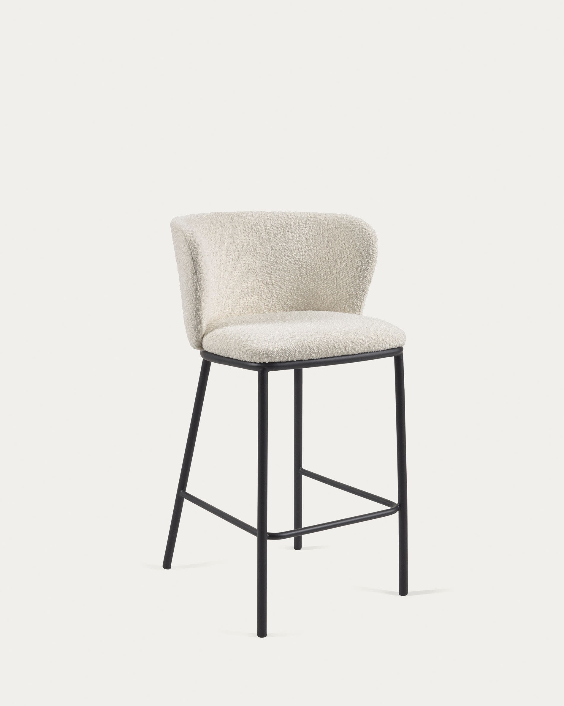 3D-Modell des Ciselia Hockers, 65 cm hoch, weisser Bouclé-Bezug, elegant und modern, ideal für Küchen und Bars.