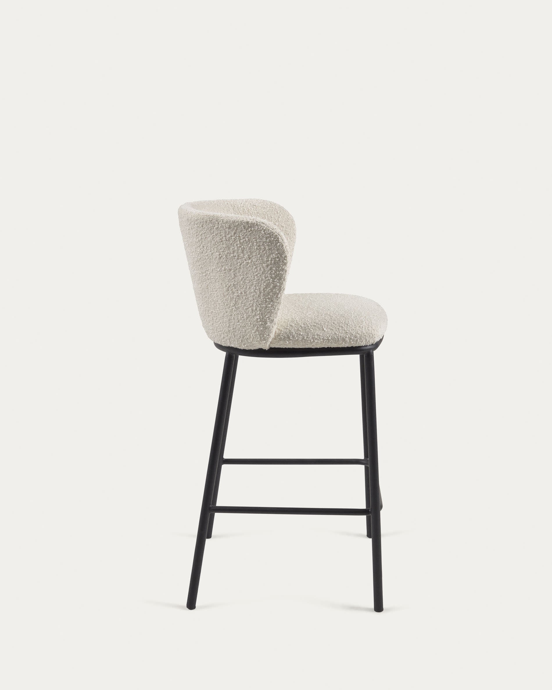 Eleganter Ciselia Hocker 65 cm, weisser Bouclé, von Kave Home.