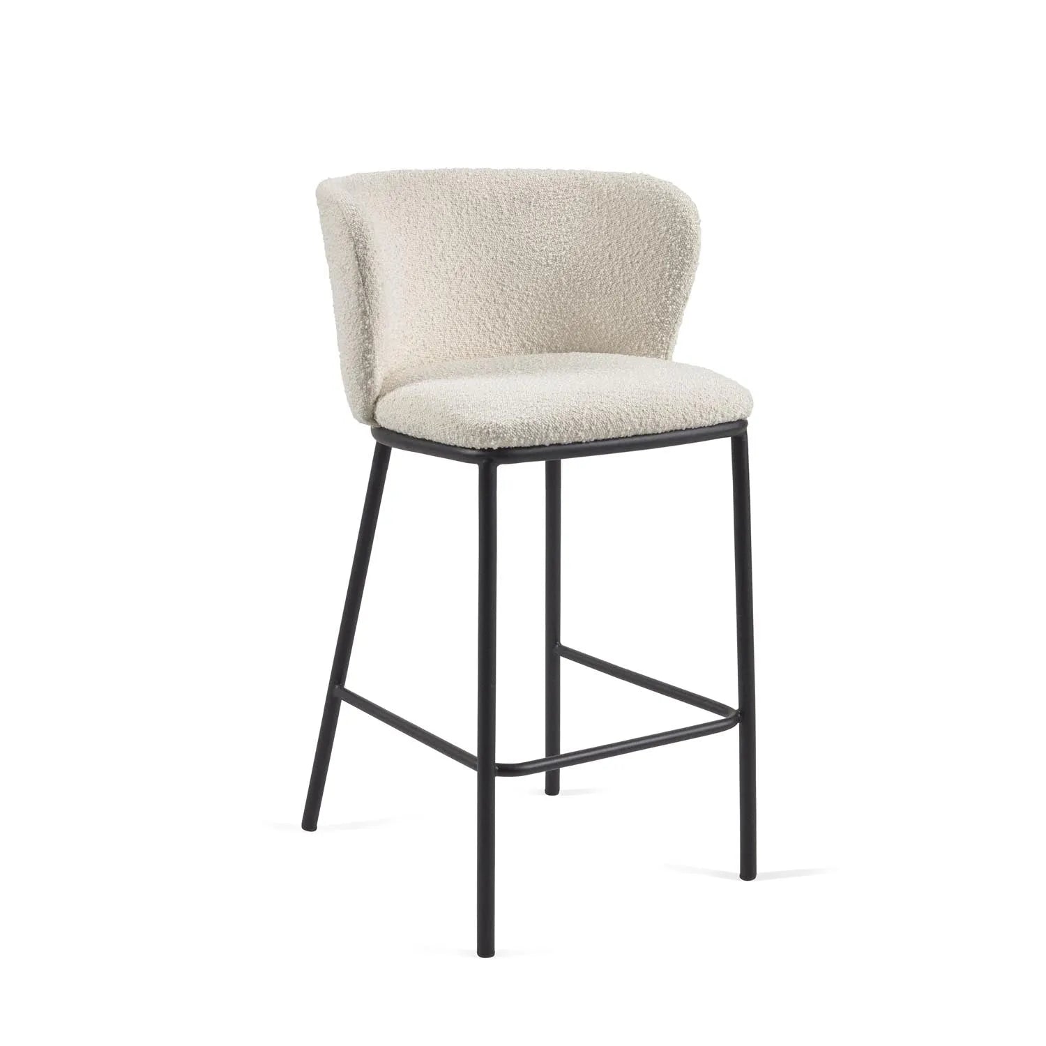 Eleganter Ciselia Hocker 65 cm, weißer Bouclé, von Kave Home.