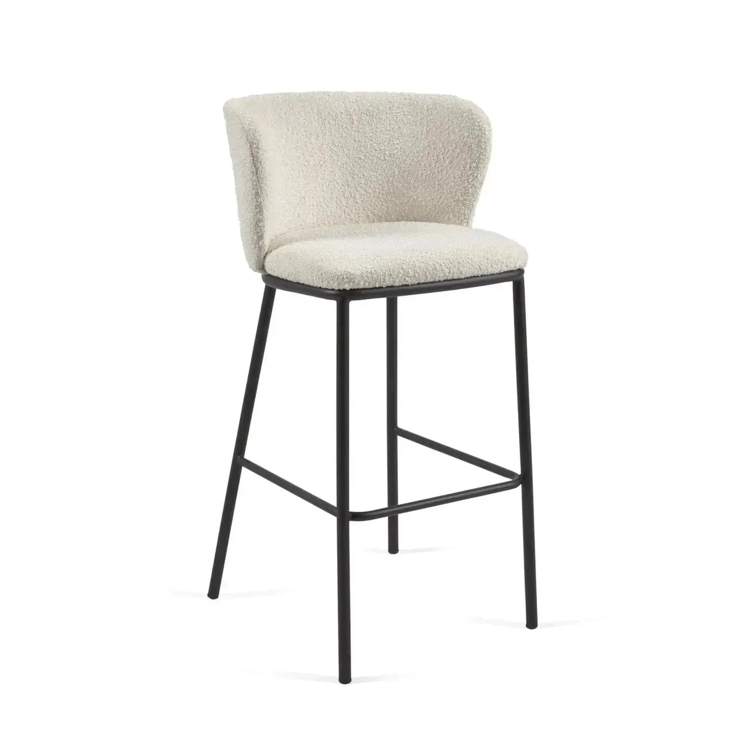 Eleganter Ciselia Hocker in weißem Bouclé, 75 cm hoch, von Kave Home. Perfekt für moderne Wohnräume und Bars.