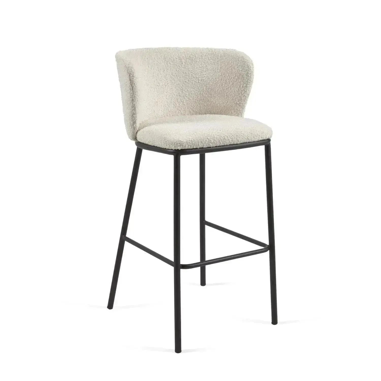 Eleganter Ciselia Hocker in weißem Bouclé, 75 cm hoch, von Kave Home. Perfekt für moderne Wohnräume und Bars.