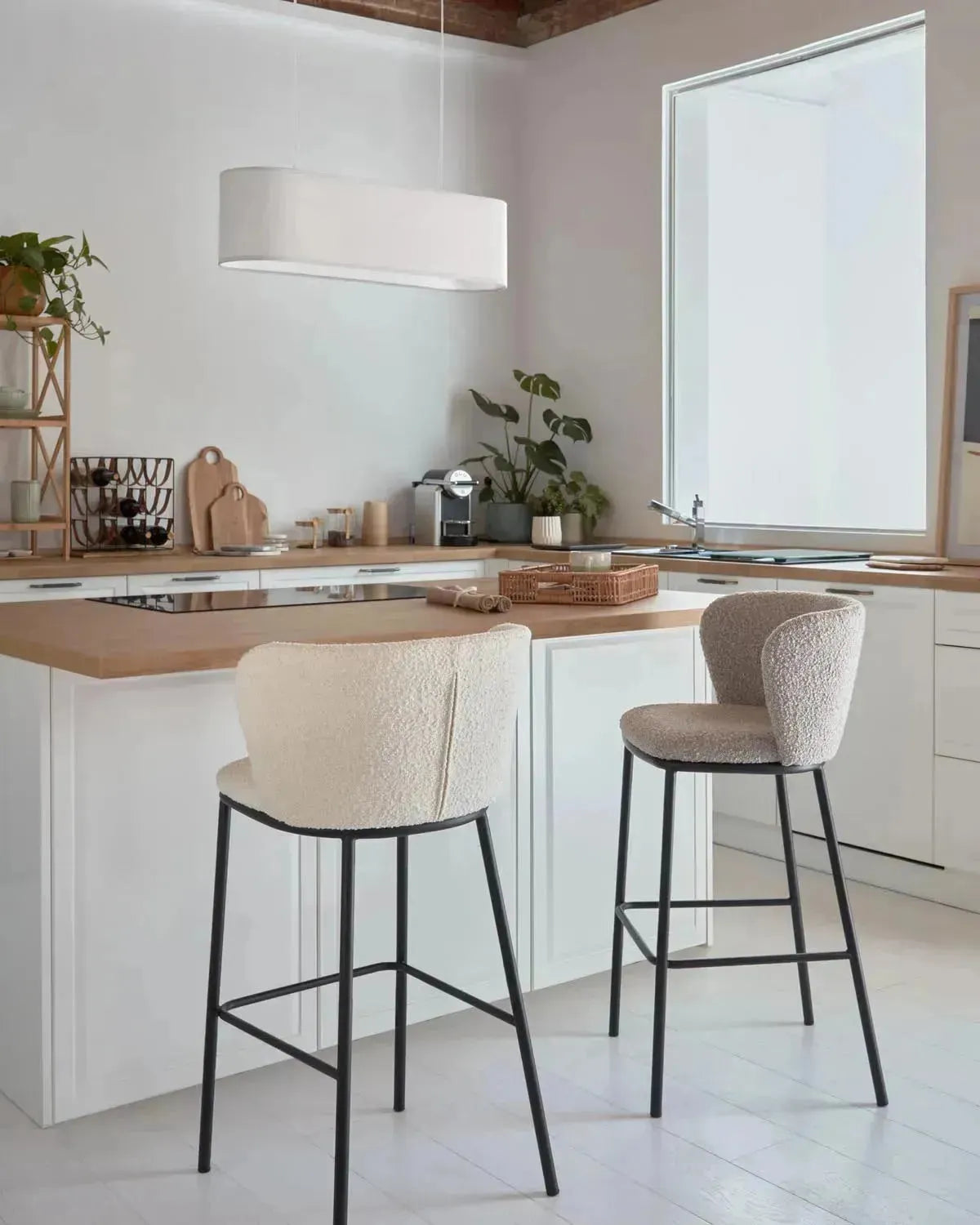 Eleganter Ciselia Hocker in Weiß: Komfort und Stil für moderne Räume, ideal für Küche und Bar.