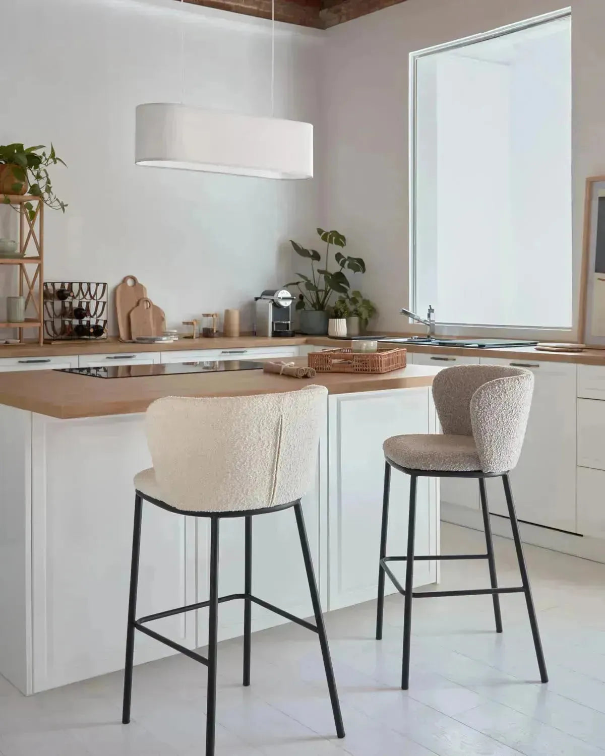 Eleganter Ciselia Hocker in Weiß: Komfort und Stil für moderne Räume, ideal für Küche und Bar.