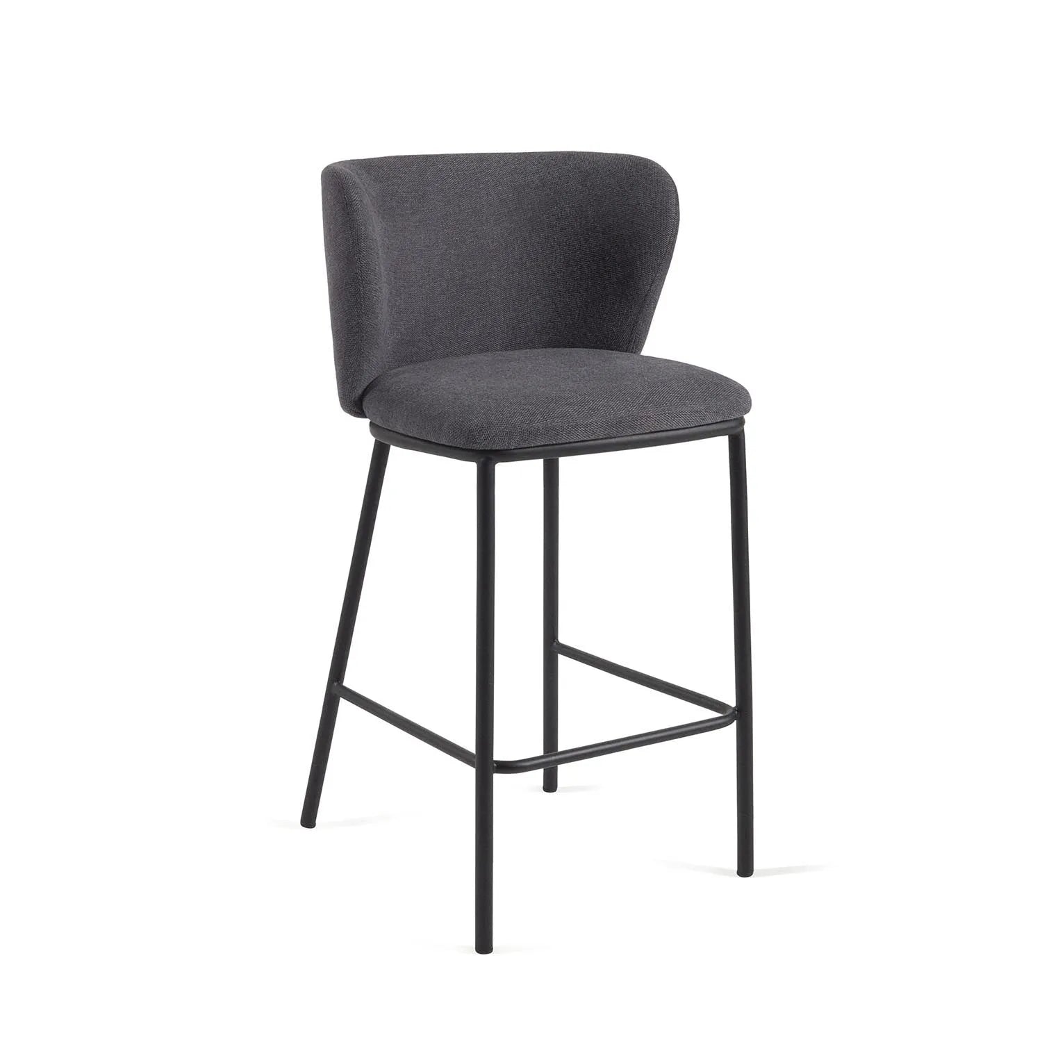 3D-Modell des Ciselia Hockers: Dunkelgraue Chenille, 65 cm hoch, elegant und komfortabel, ideal für Bars und Küchentheken.