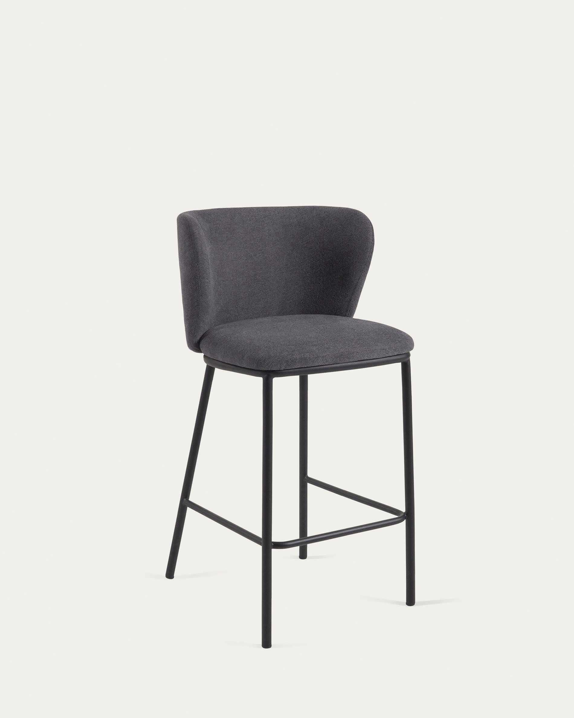 3D-Modell des Ciselia Hockers: Dunkelgraue Chenille, 65 cm hoch, elegant und komfortabel, ideal für Bars und Küchentheken.