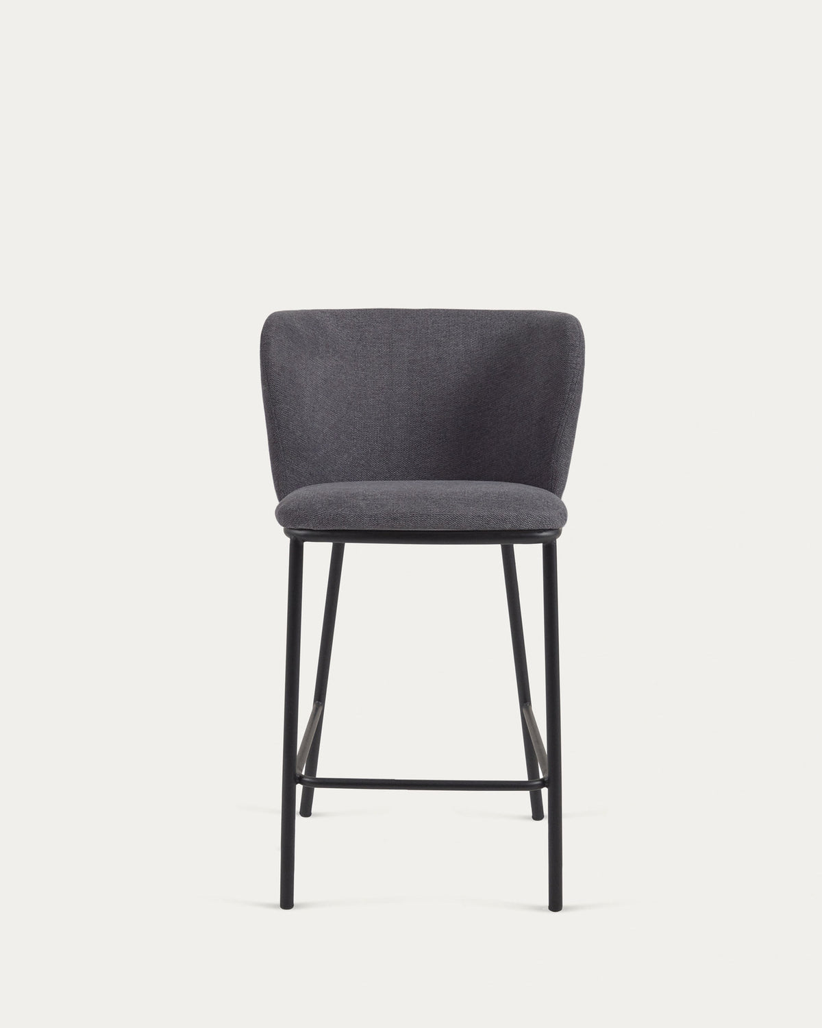 Ciselia Hocker aus dunkelgrauer Chenille Stahlbeine in Schwarz Höhe 65 cm FSC Mix Credit in Grau präsentiert im Onlineshop von KAQTU Design AG. Barhocker ist von Kave Home