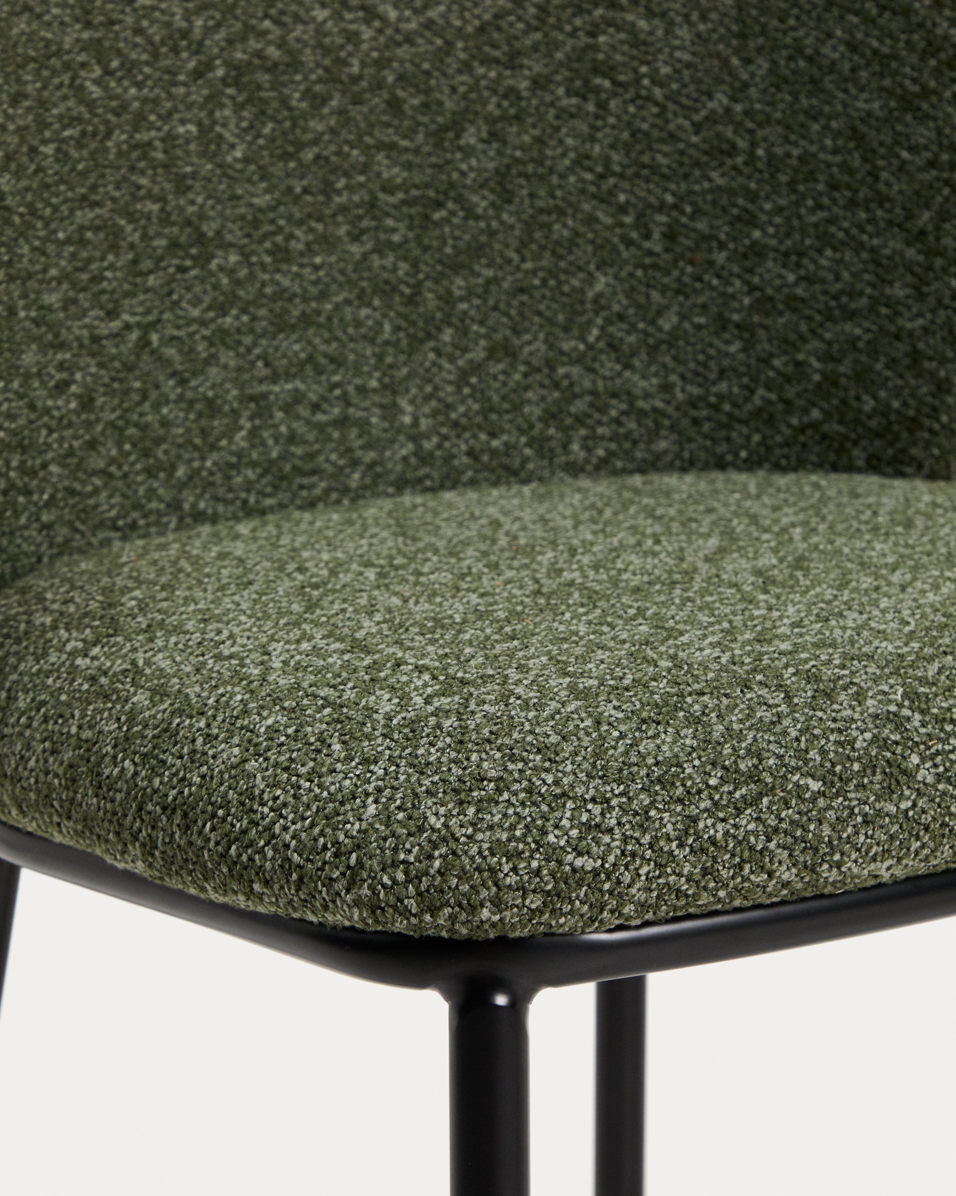 Hocker Ciselia in dicker, dunkelgrüner Chenille mit Stahlbeinen mit schwarzem Finish, FSC Mix Credit, 75 cm in Dunkelgrün präsentiert im Onlineshop von KAQTU Design AG. Barstuhl ist von Kave Home