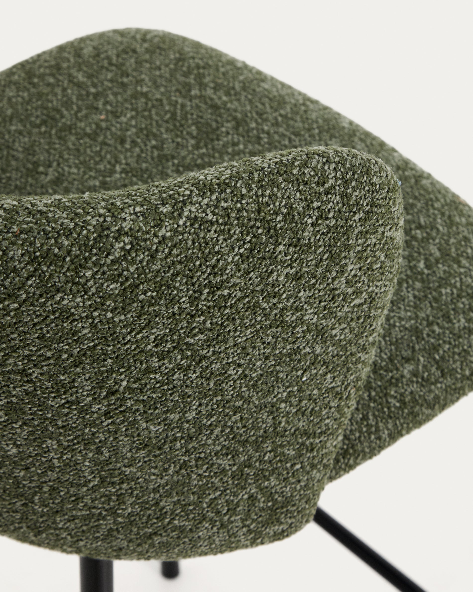 Hocker Ciselia in dicker, dunkelgrüner Chenille mit Stahlbeinen mit schwarzem Finish, FSC Mix Credit, 75 cm in Dunkelgrün präsentiert im Onlineshop von KAQTU Design AG. Barstuhl ist von Kave Home