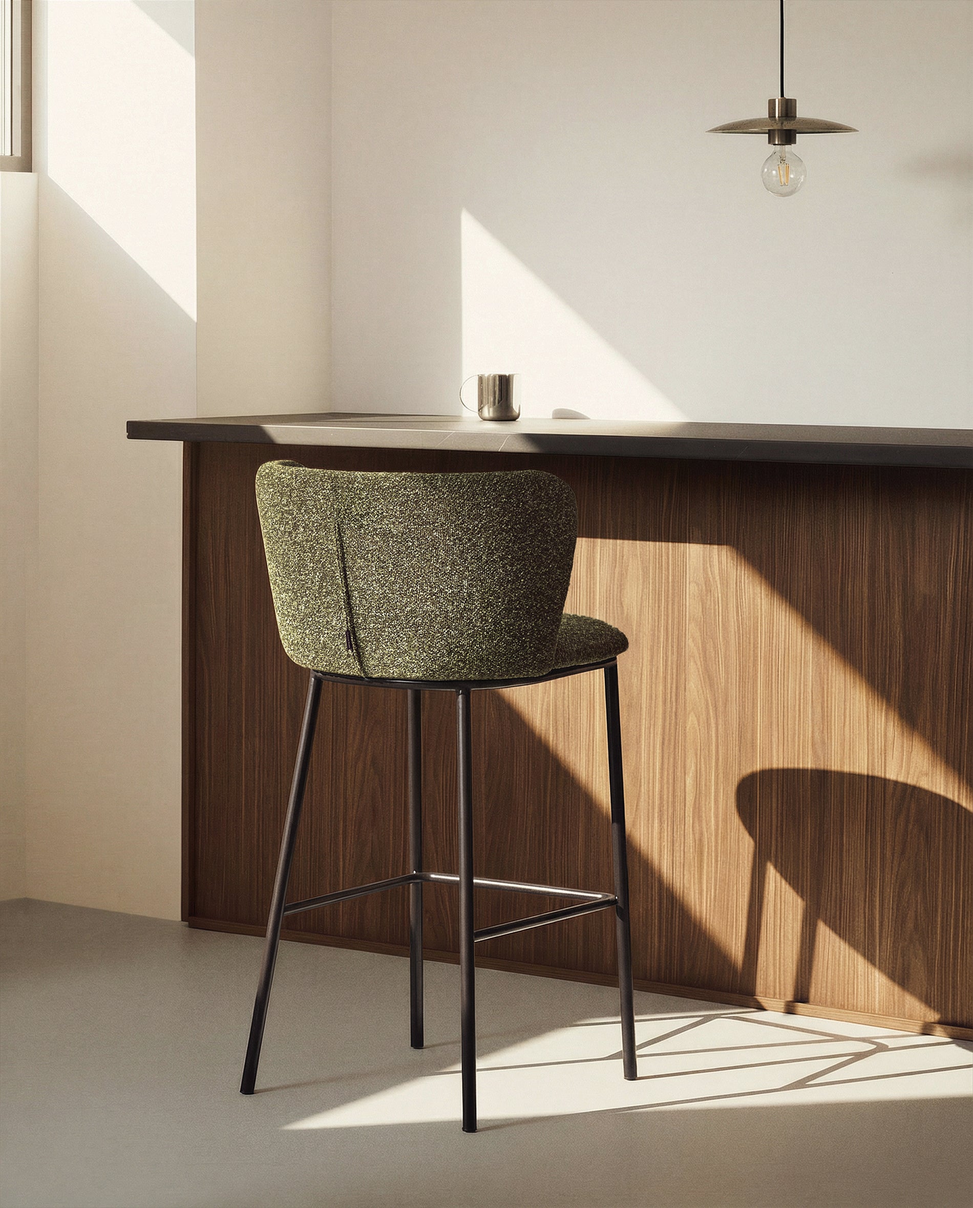 Hocker Ciselia in dicker, dunkelgrüner Chenille mit Stahlbeinen mit schwarzem Finish, FSC Mix Credit, 75 cm in Dunkelgrün präsentiert im Onlineshop von KAQTU Design AG. Barstuhl ist von Kave Home