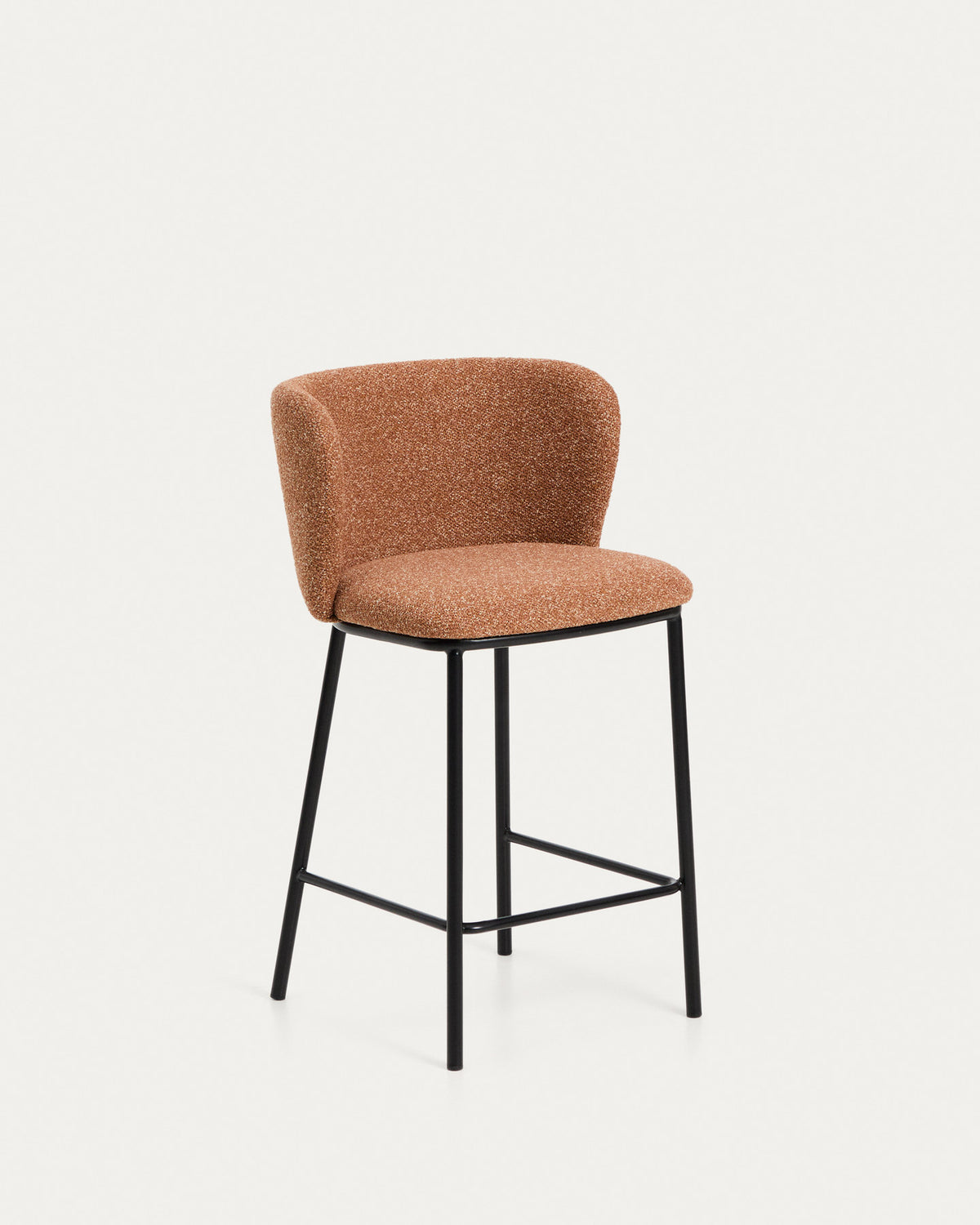 Hocker Ciselia in dicker, terrakottafarbener Chenille mit Stahlbeinen mit schwarzem Finish, FSC Mix Credit, 65 cm in Terrakotta präsentiert im Onlineshop von KAQTU Design AG. Barstuhl ist von Kave Home