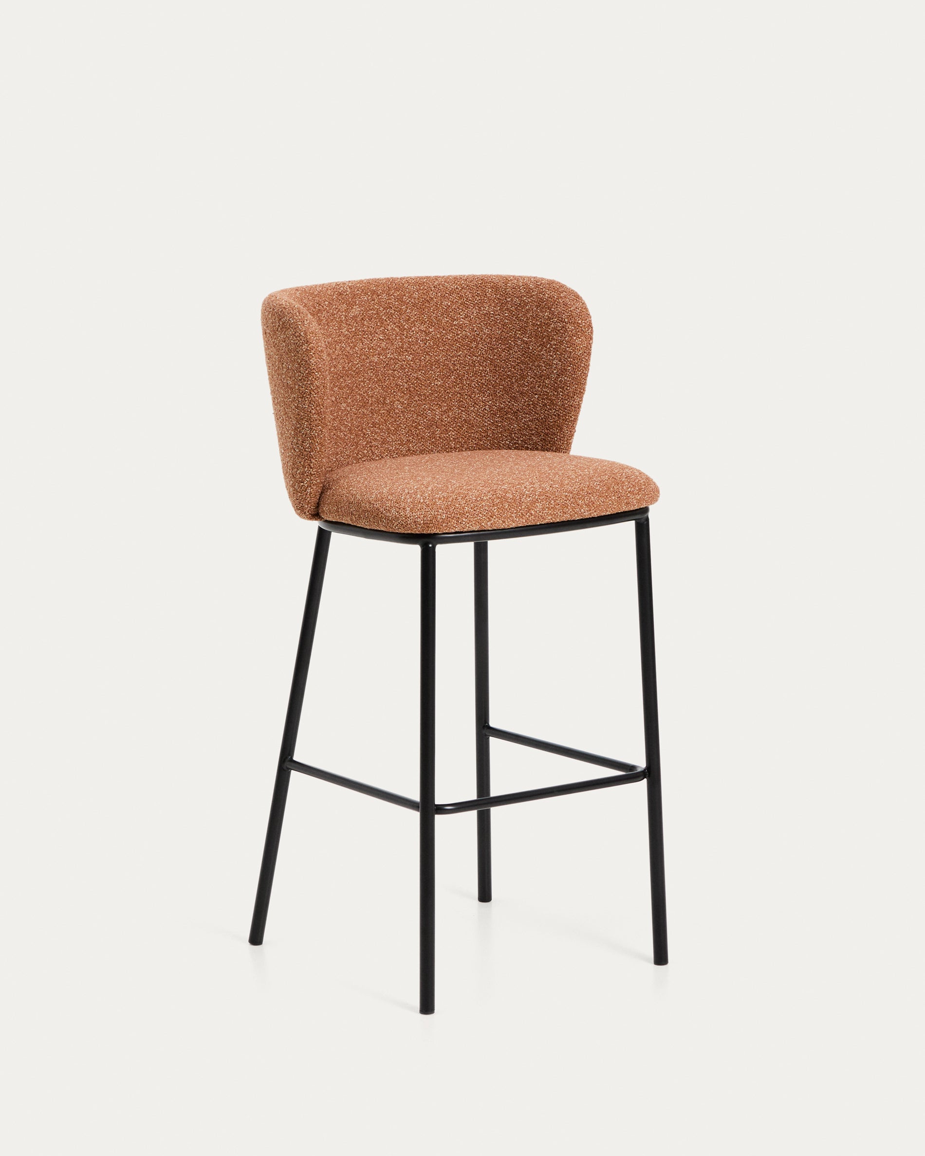 Hocker Ciselia in dicker, terrakottafarbener Chenille mit Stahlbeinen mit schwarzem Finish, FSC Mix Credit, 75 cm in Terrakotta präsentiert im Onlineshop von KAQTU Design AG. Barstuhl ist von Kave Home