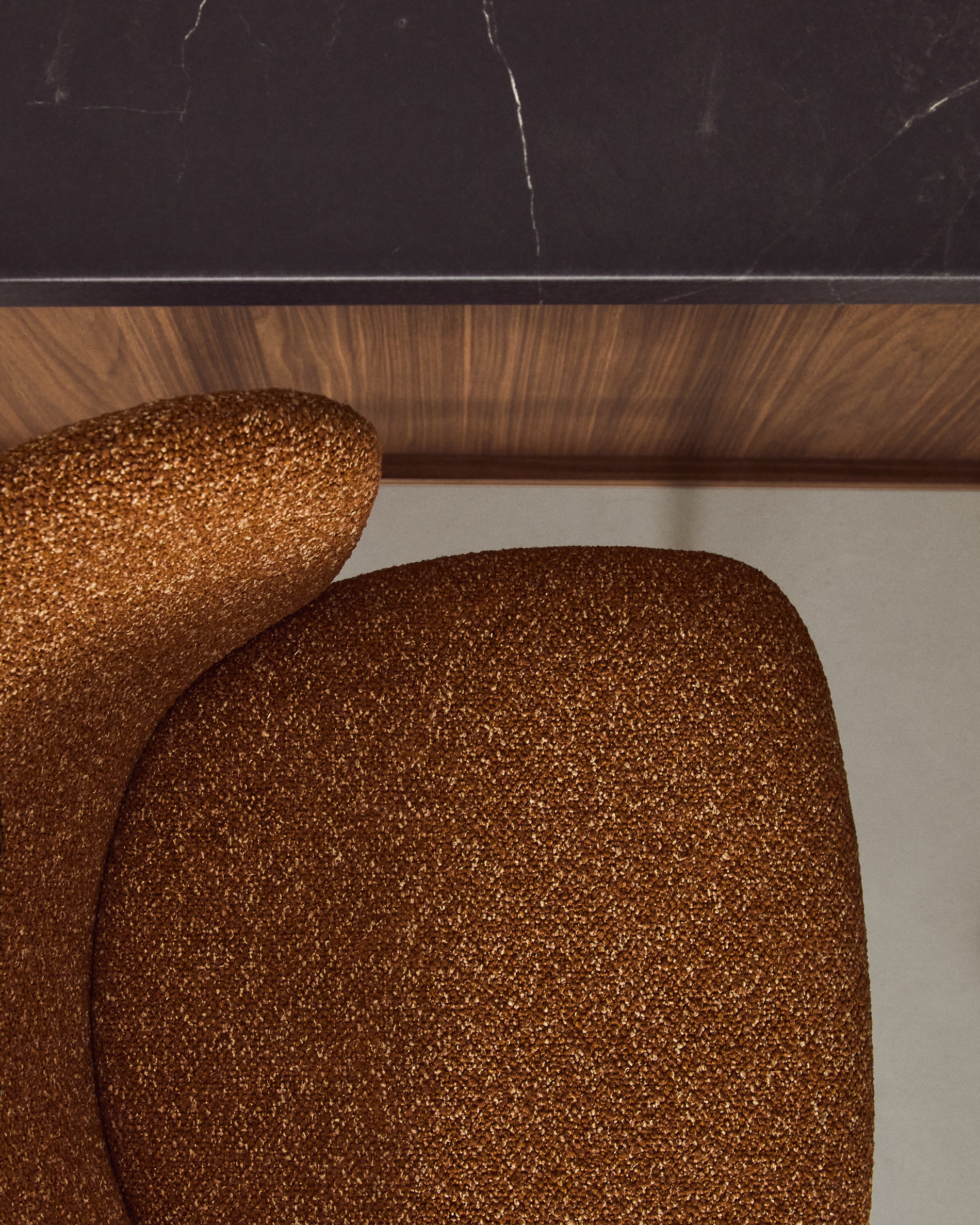 Hocker Ciselia in dicker, terrakottafarbener Chenille mit Stahlbeinen mit schwarzem Finish, FSC Mix Credit, 75 cm in Terrakotta präsentiert im Onlineshop von KAQTU Design AG. Barstuhl ist von Kave Home