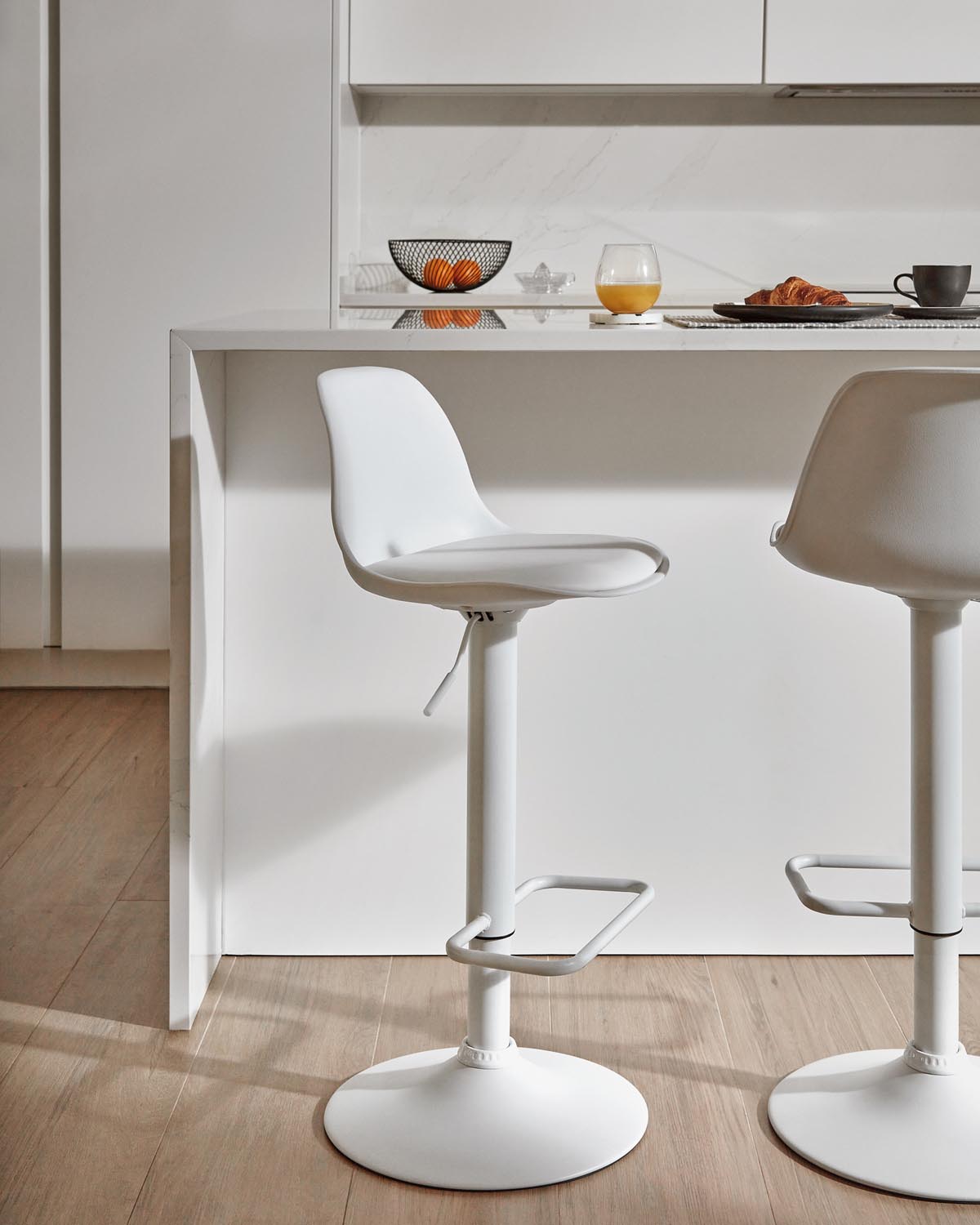 Eleganter Hocker Orlando-T: Weißes Kunstleder, höhenverstellbar.