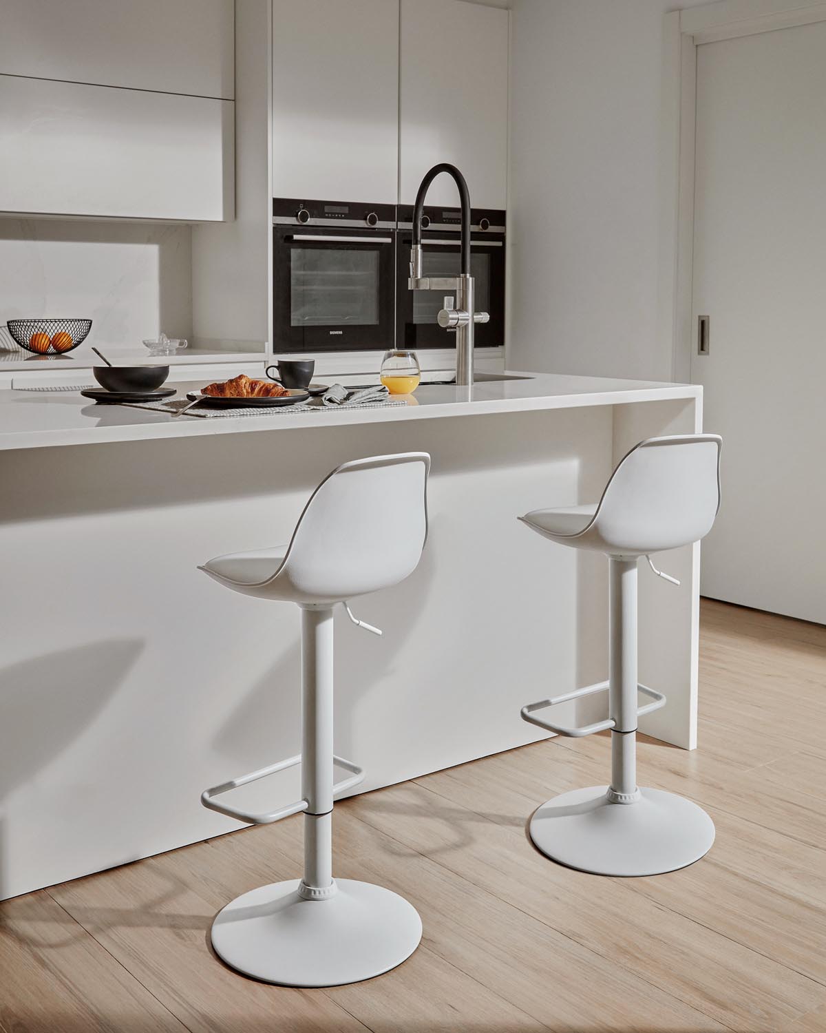 Moderner Hocker Orlando-T: Kunstleder, Stahl, höhenverstellbar.