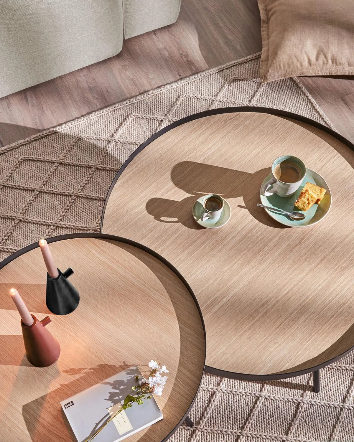 Nenet Tisch: Eichen-MDF & schwarzer Stahl, Ø 60 cm, von Kave Home.
