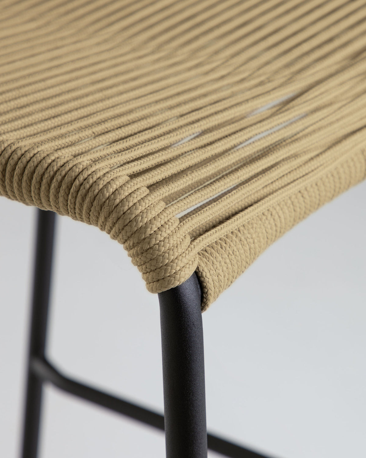 Lambton stapelbarer Hocker aus braunem Seil und Stahl mit schwarzem Finish Höhe 74 cm in Braun, Schwarz präsentiert im Onlineshop von KAQTU Design AG. Outdoor-Barstuhl ist von Kave Home
