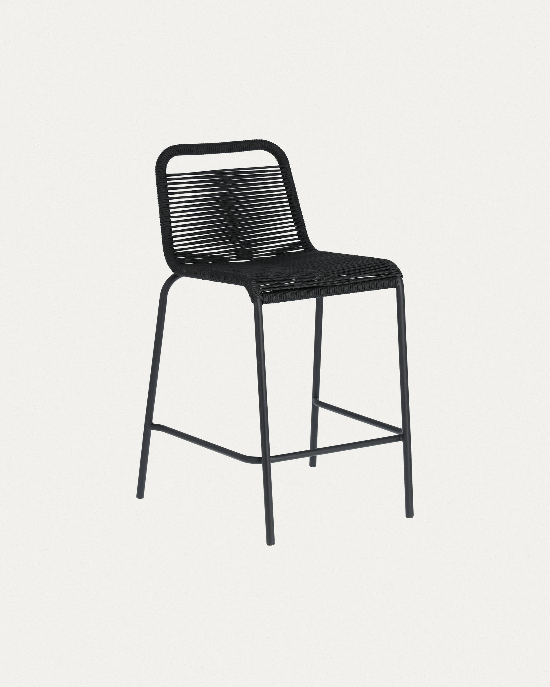 3D-Modell eines stapelbaren Hockers aus schwarzem Seil und Stahl, wetterfest, ideal für Outdoor-Bars, Höhe 62 cm.
