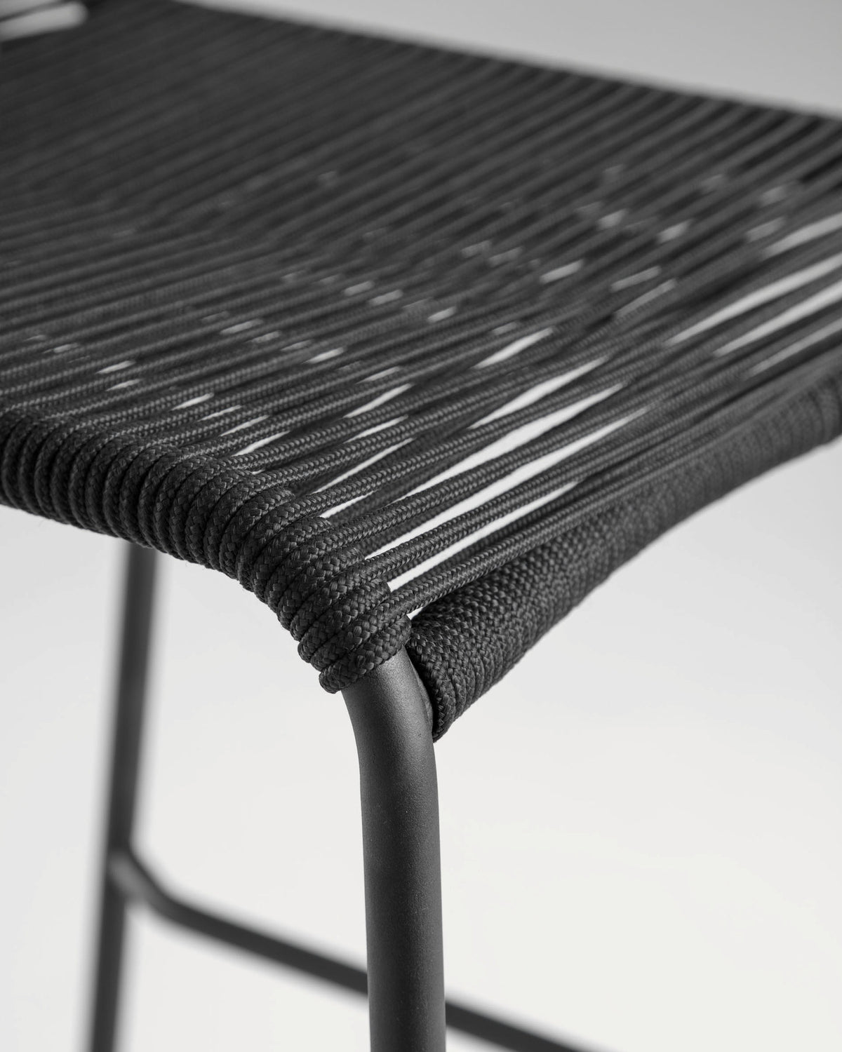 Lambton stapelbarer Hocker aus schwarzem Seil und Stahl mit schwarzem Finish Höhe 62 cm in Schwarz präsentiert im Onlineshop von KAQTU Design AG. Outdoor-Barstuhl ist von Kave Home