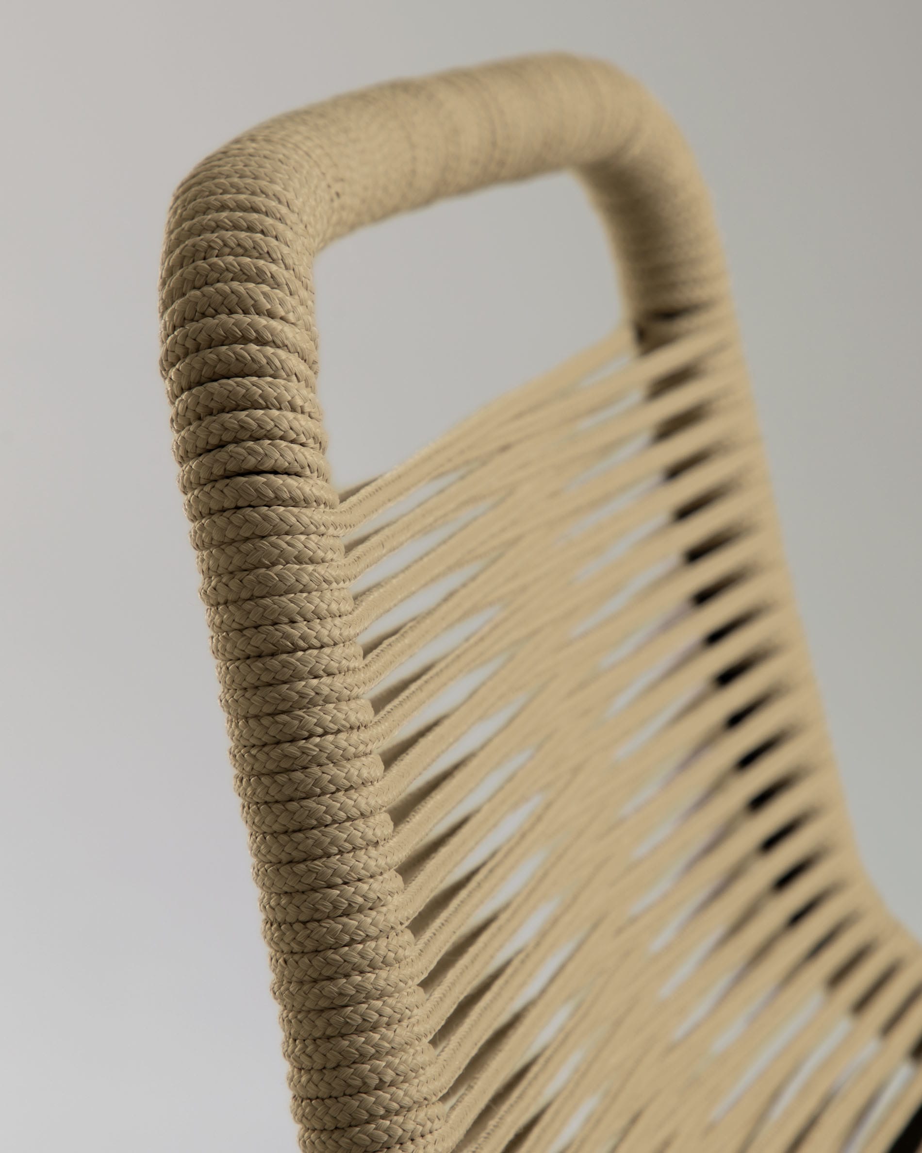 Moderner Lambton Hocker, 62 cm hoch, aus braunem Seil und schwarzem Stahl, ideal für stilvolle und zeitgemäße Wohnräume.