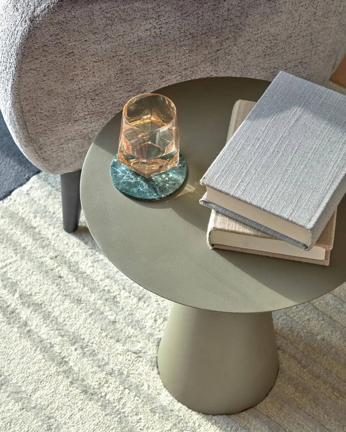 Moderner Shirel Beistelltisch Ø 40 cm in Grün von Kave Home.