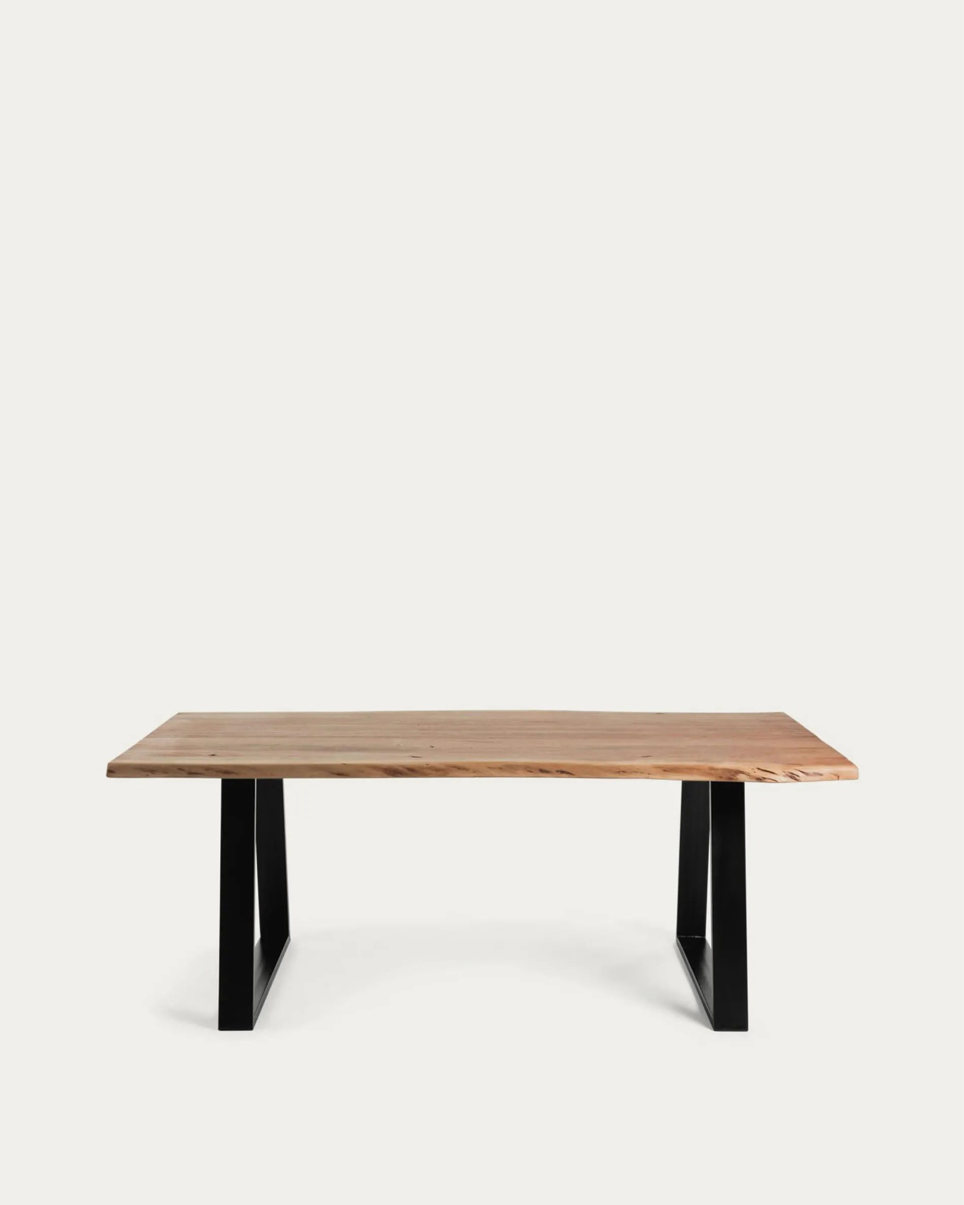 Eleganter Alaia Tisch aus Akazienholz mit schwarzen Stahlbeinen, 180x90 cm, vereint natürliche Schönheit und modernes Design.