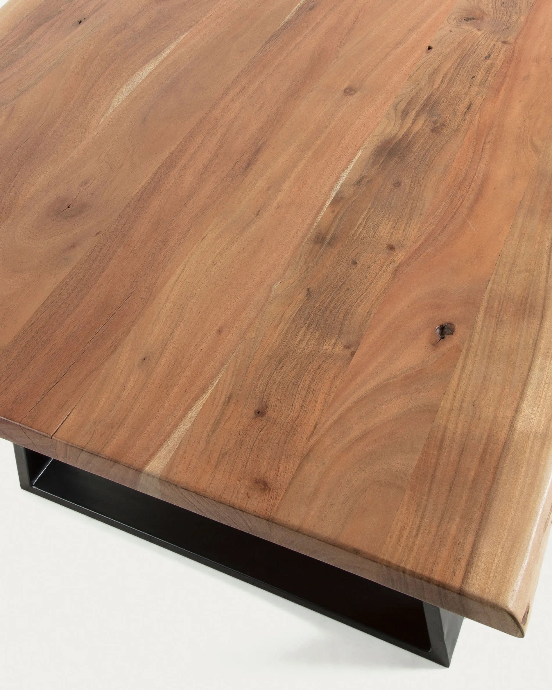 Eleganter Alaia Tisch aus Akazienholz mit schwarzen Stahlbeinen, 180x90 cm, vereint natürliche Schönheit und modernes Design.