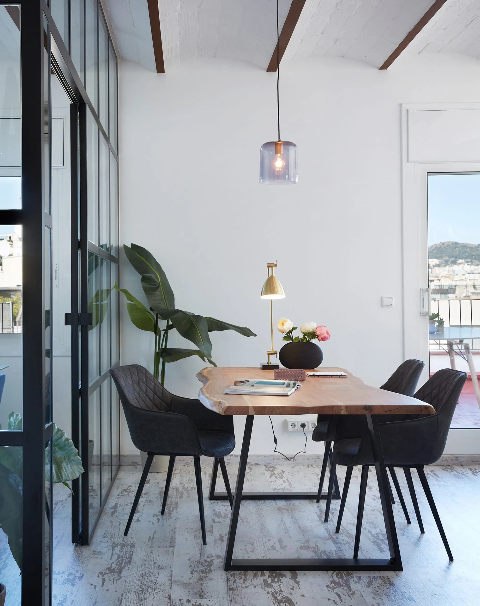 Eleganter Alaia Tisch aus Akazienholz mit schwarzen Stahlbeinen, 180x90 cm, vereint natürliche Schönheit und modernes Design.