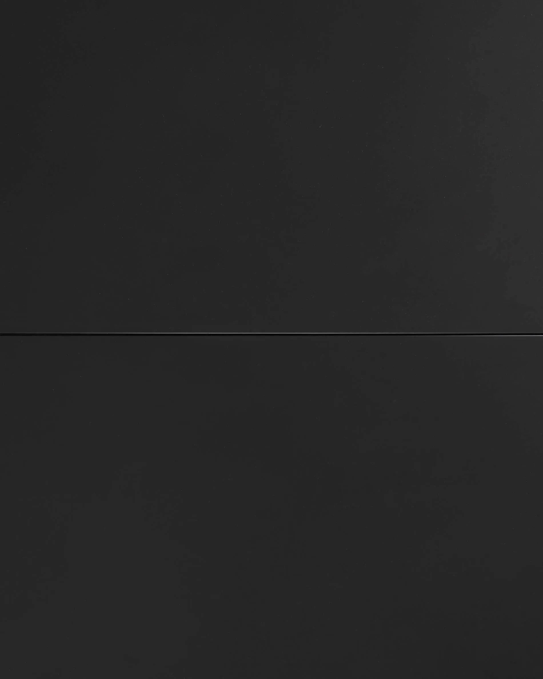 Eleganter runder Ausziehtisch mit Glasplatte und stabilen Stahlbeinen, erweiterbar von 120 auf 160 cm.